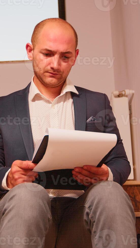 Geschäftsmann Arbeiten auf Treppe im Finanzen korporativ Unternehmen Überprüfung Unterlagen halten Zwischenablage während Kollegen ziehen um auf Treppe. Fachmann Geschäftsleute im modern finanziell Gebäude. foto