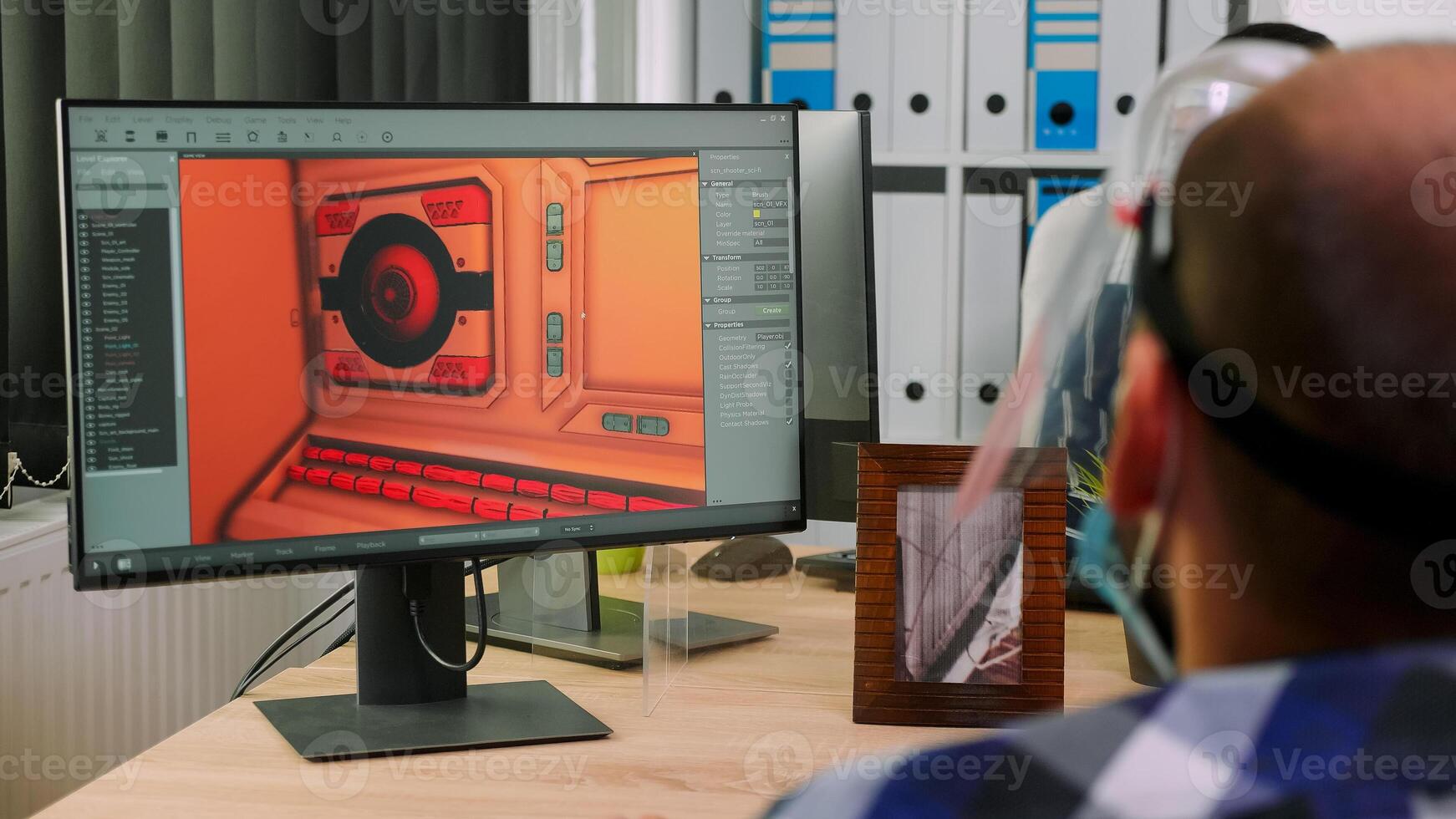 immobilisiert Spiel Entwickler Sitzung im Rollstuhl mit Schutz Gesicht Maske Arbeiten beim Projekt von Neu normal Studio Büro während covid-19 Pandemie. behindert Mann respektieren Sozial Distanz. foto