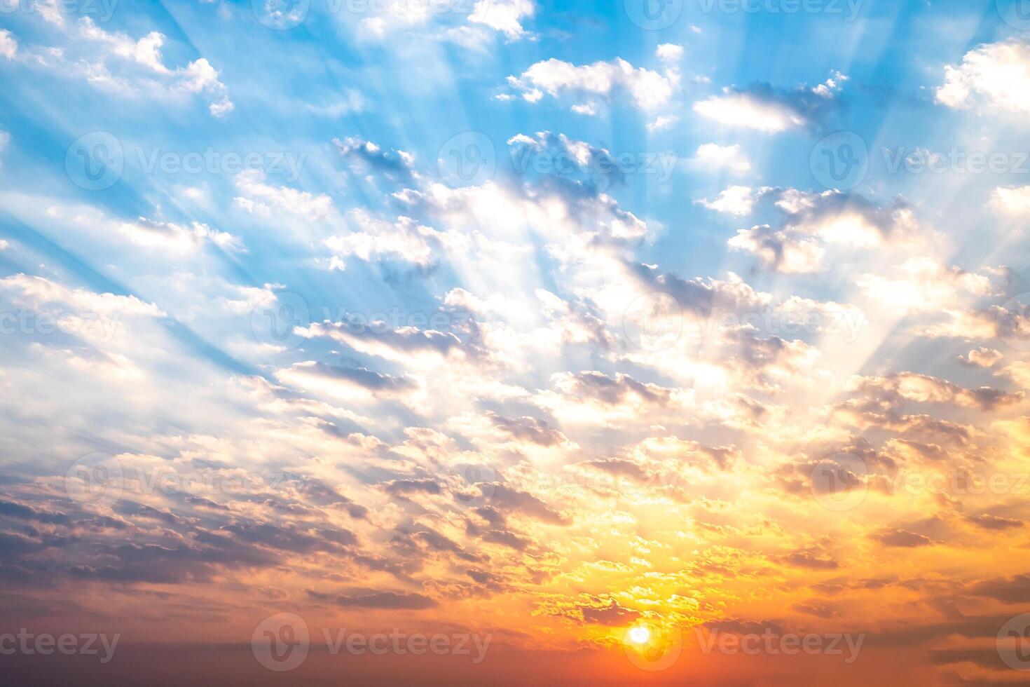 Himmel, Sonnenaufgang, Sonnenuntergang, Luxus Sanft Gradient Orange Gold Wolken und Gold Sonnenlicht zwischen Gruppe von Blau klirren Himmel perfekt zum das Hintergrund, nehmen im Abend, Dämmerung, hoch Definition Landschaft Foto