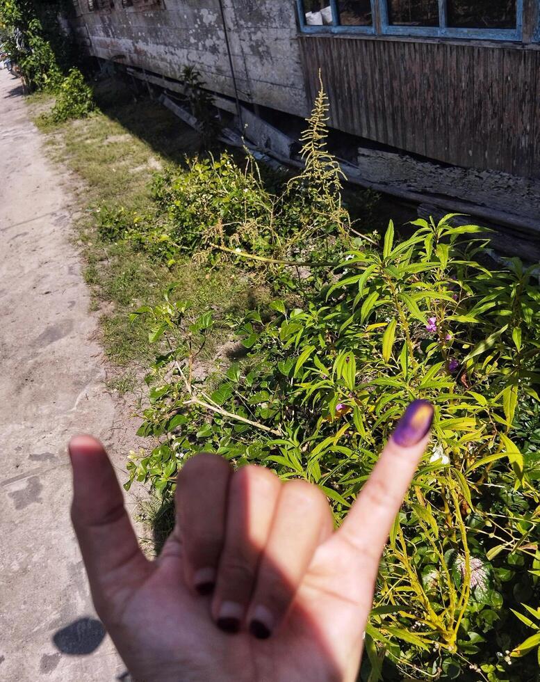 lila Tinte auf Finger nach Präsidentschaftswahl Wahl foto