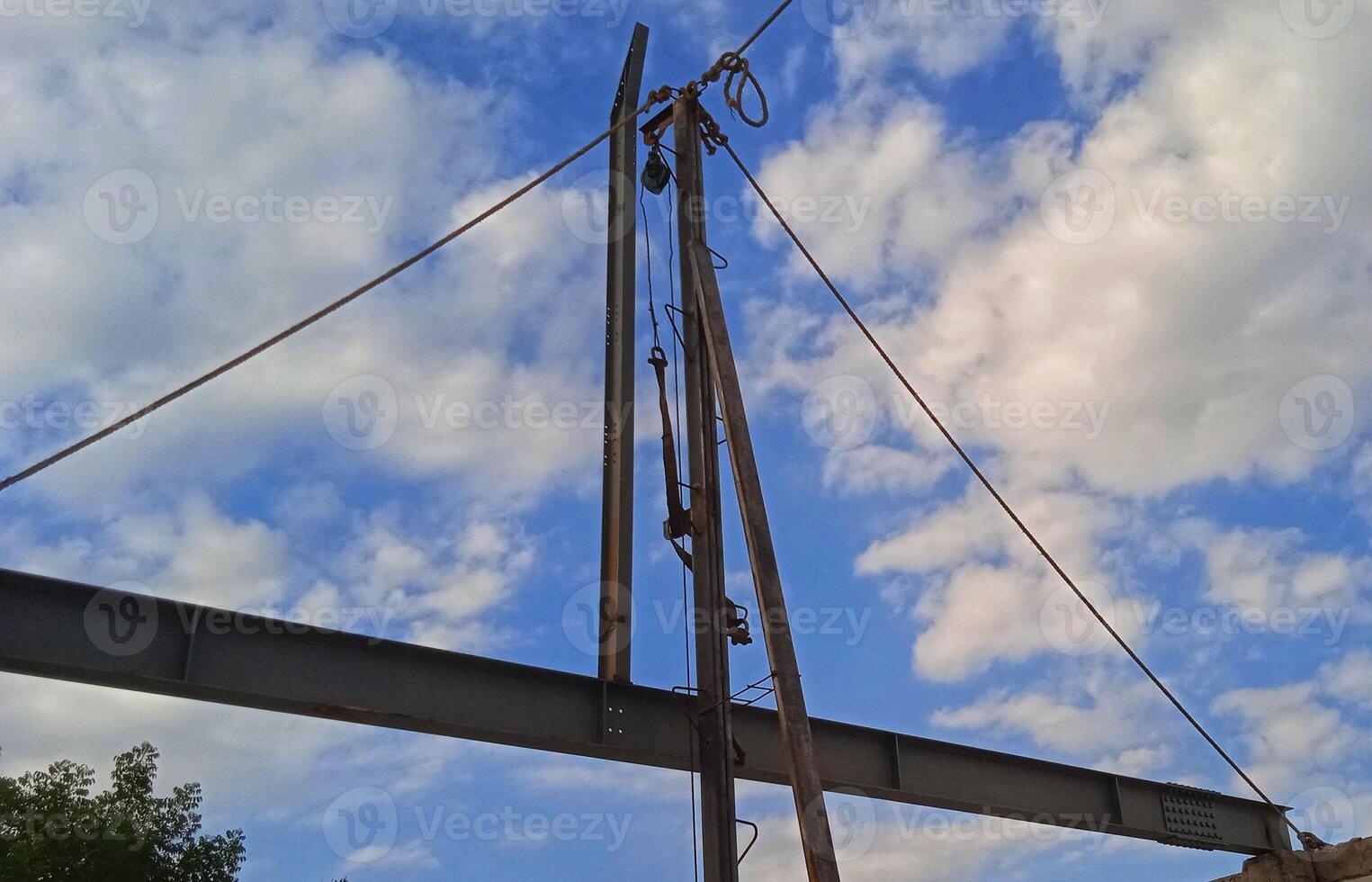 Struktur von Stahl zum Gebäude Konstruktion auf Himmel Hintergrund. foto