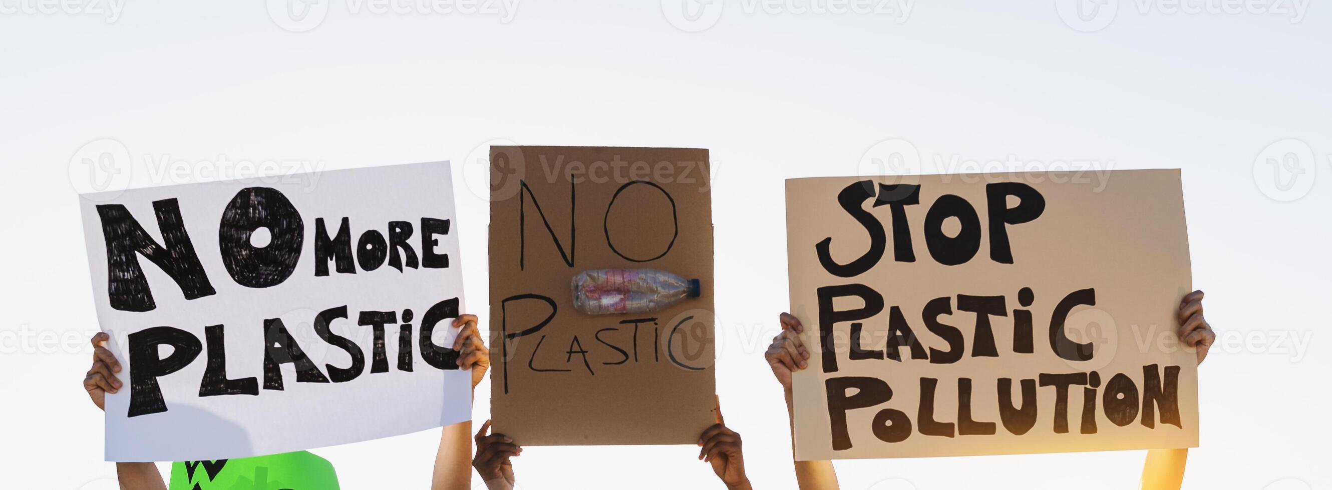 Gruppe Demonstranten protestieren gegen Plastik Verschmutzung und Klima Veränderung - - gemischtrassig Menschen Kampf auf Straße halten Banner auf Umgebungen Katastrophen - - global Erwärmen Konzept foto