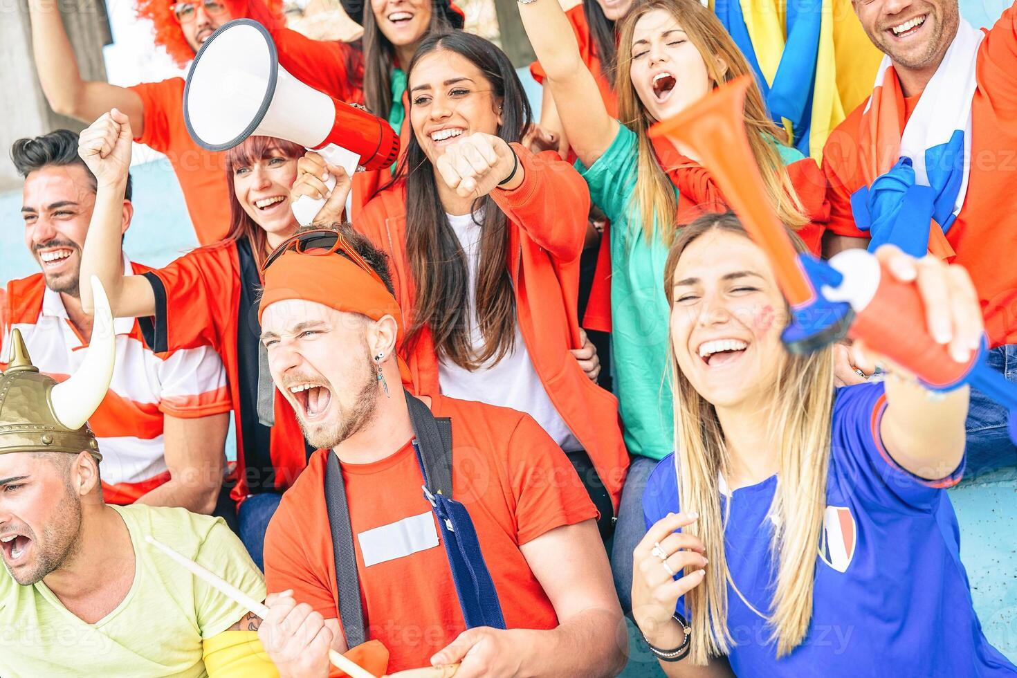 Fußball Fan Fans Aufpassen International Fußball Spiel - - jung Gruppe von aufgeregt freunde haben Spaß jubeln beim Fußball Welt Spiel beim Stadion - - Jugend, Sport und Feier Ergebnis Konzept foto