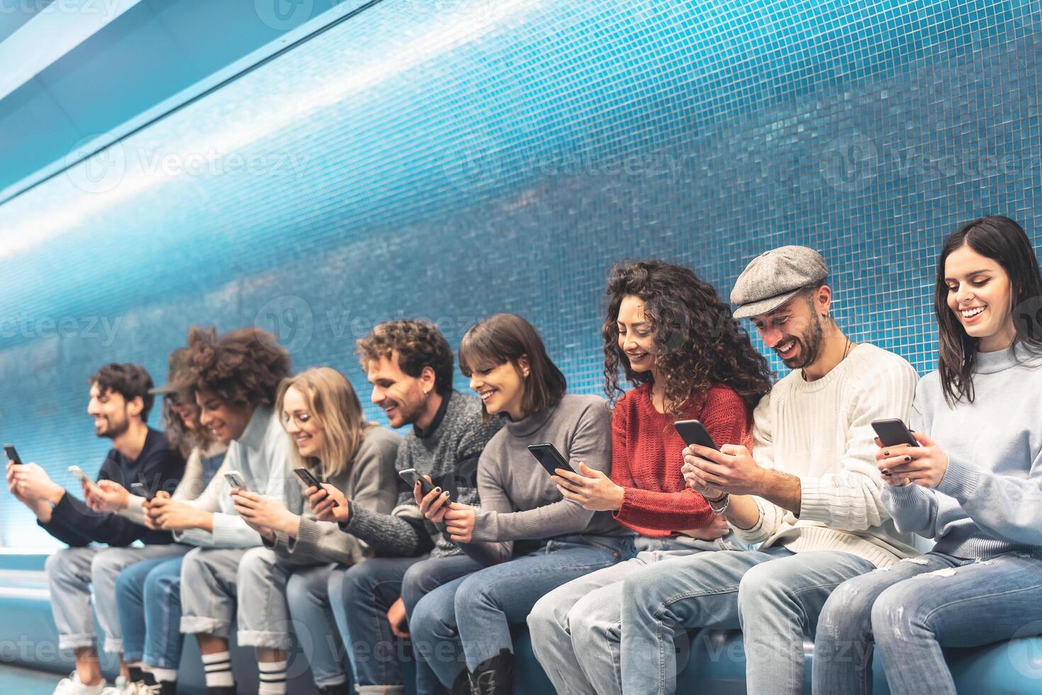 glücklich freunde mit Handy, Mobiltelefon Smartphone im unter Tage Bahnhof - - jung Menschen haben Spaß mit Neu Trends Sozial Medien Apps - - Jugend tausendjährig Generation Lebensstil und Technologie Sucht Konzept foto