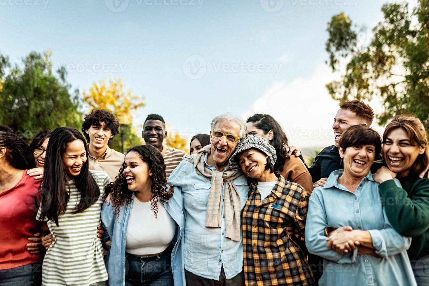 glücklich Mehrgenerationenhaus Menschen haben Spaß zusammen im ein Öffentlichkeit Park - - Vielfalt Konzept foto
