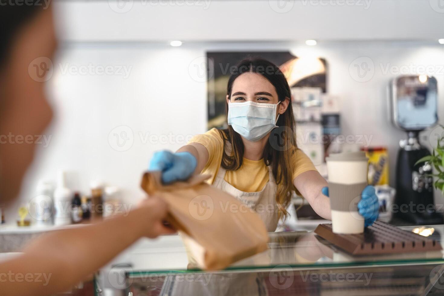 Bar Inhaber Arbeiten nur mit nehmen Weg Aufträge während Corona Virus Ausbruch - - jung Frau Arbeiter tragen Gesicht chirurgisch Maske geben Mitnahme Mahlzeit zu Kunden - - Gesundheitswesen und Essen trinken Konzept foto