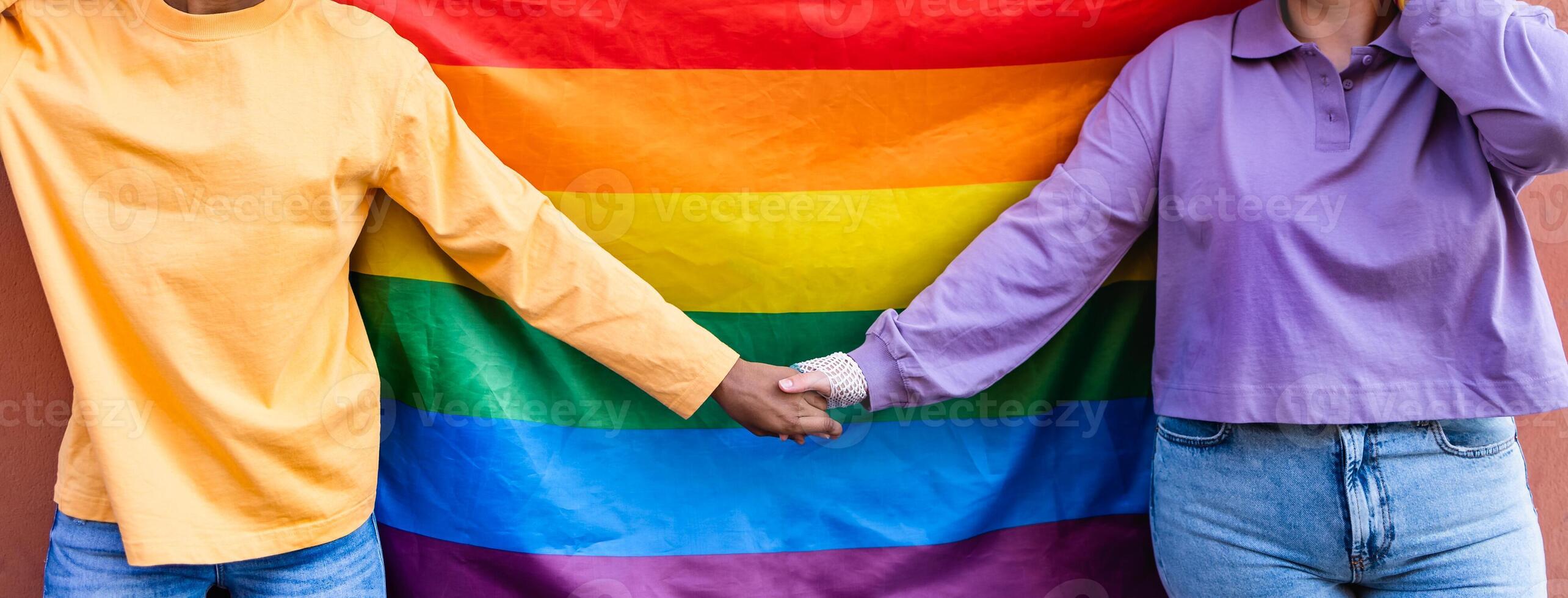 glücklich Fröhlich Paar halten Hände während feiern lgbtq Stolz Parade foto