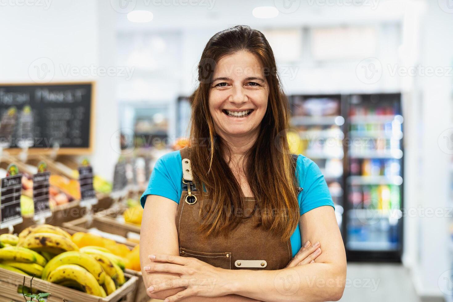 glücklich Frau Arbeiten Innerhalb Supermarkt foto