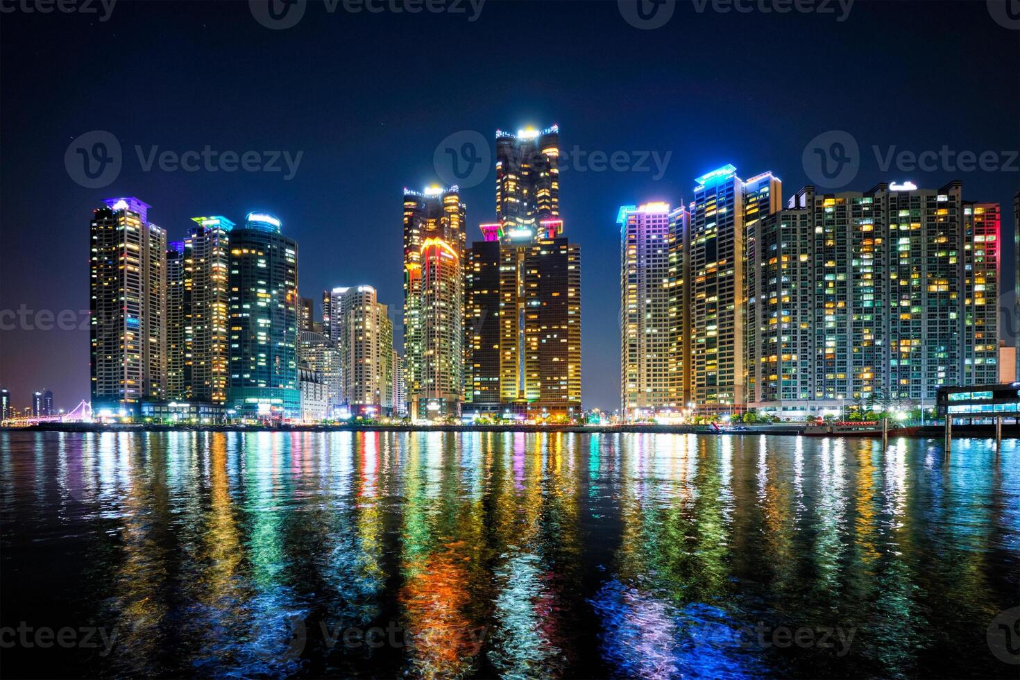 Busan Yachthafen Stadt Wolkenkratzer beleuchtet im Nacht foto