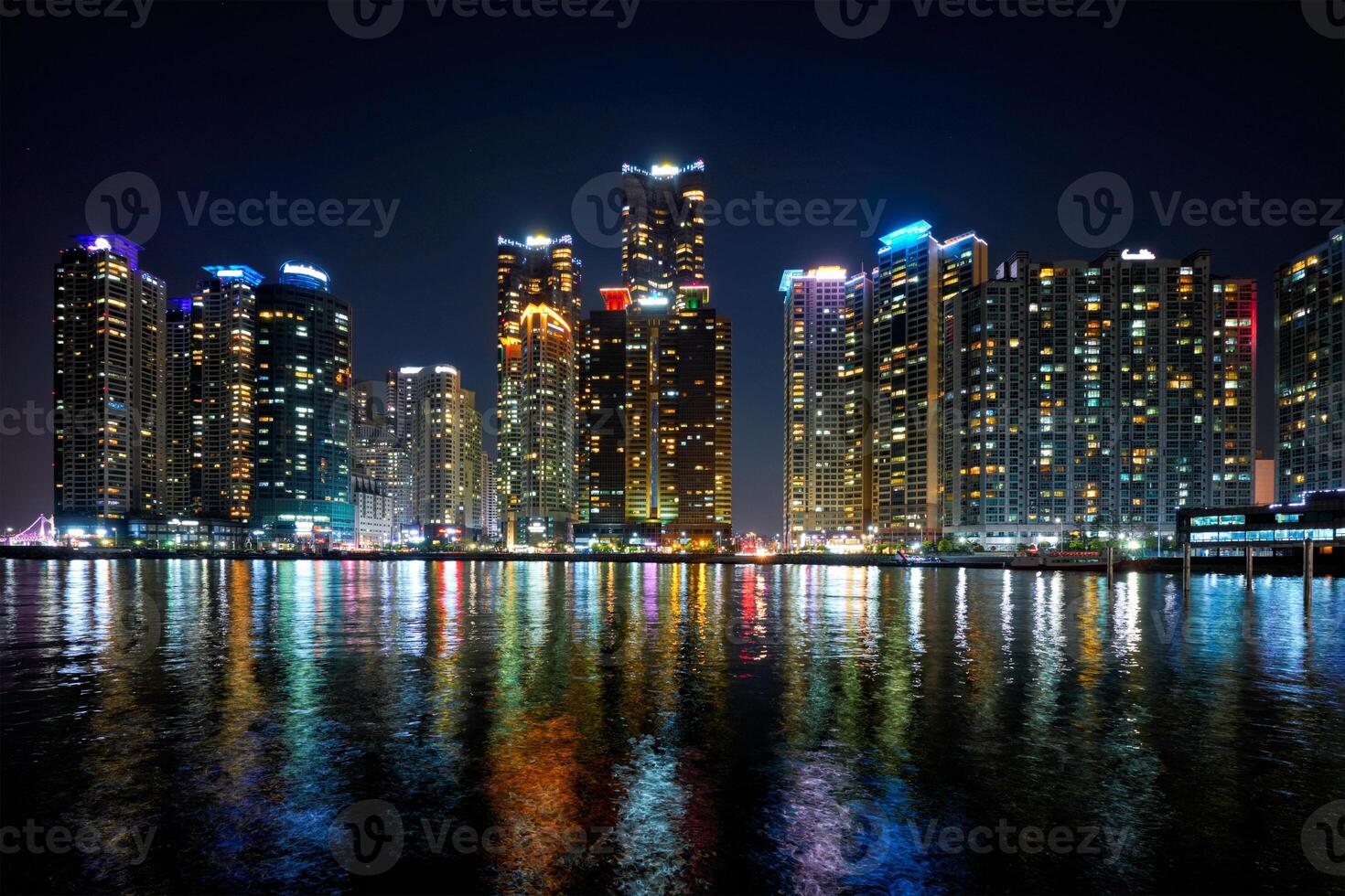 Busan Yachthafen Stadt Wolkenkratzer beleuchtet im Nacht foto