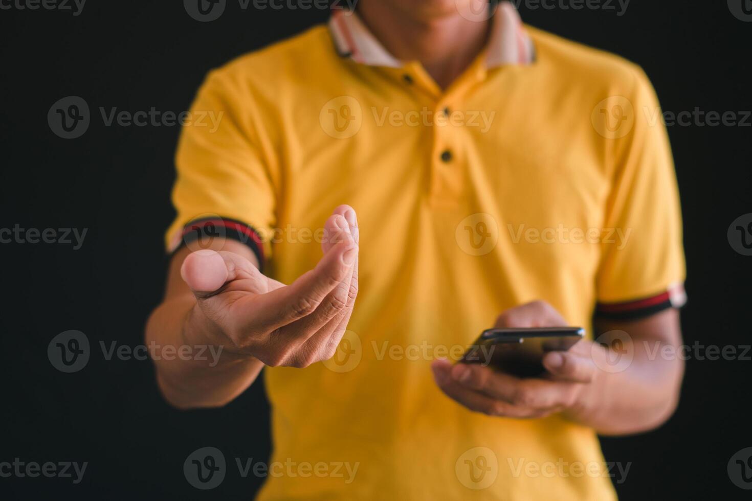 schließen oben Aufnahmen zeigt an ein Mann mit seine Telefon, Verbreitung seine Hände aus. foto