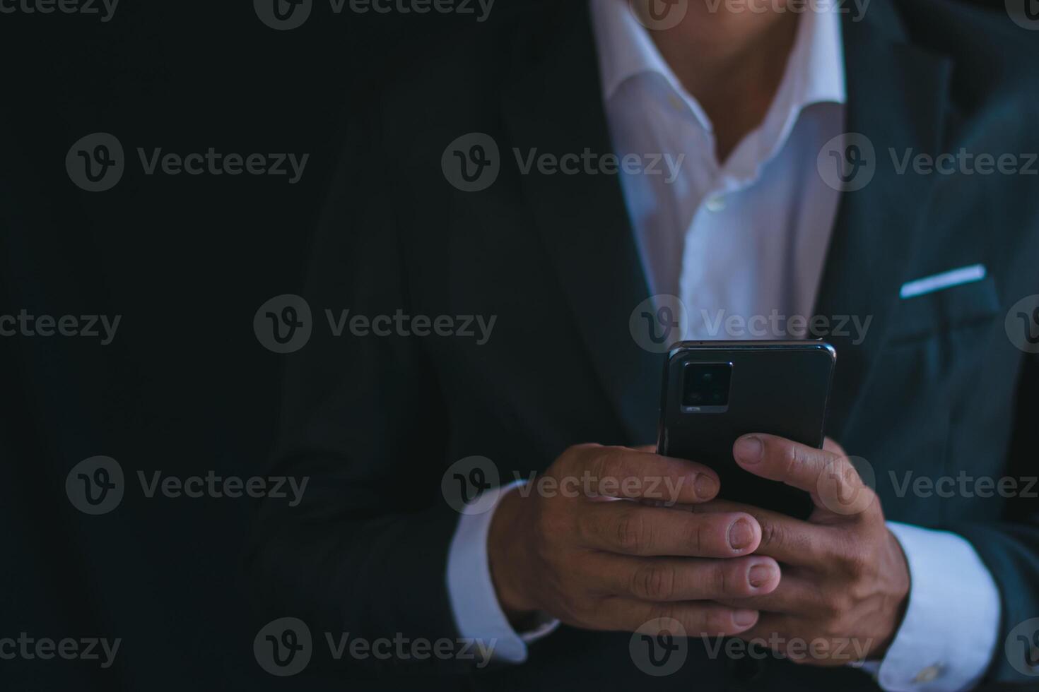 Geschäftsmann Arbeiten auf Handy, Mobiltelefon Telefon, Smartphone in Verbindung gebracht drahtlos foto