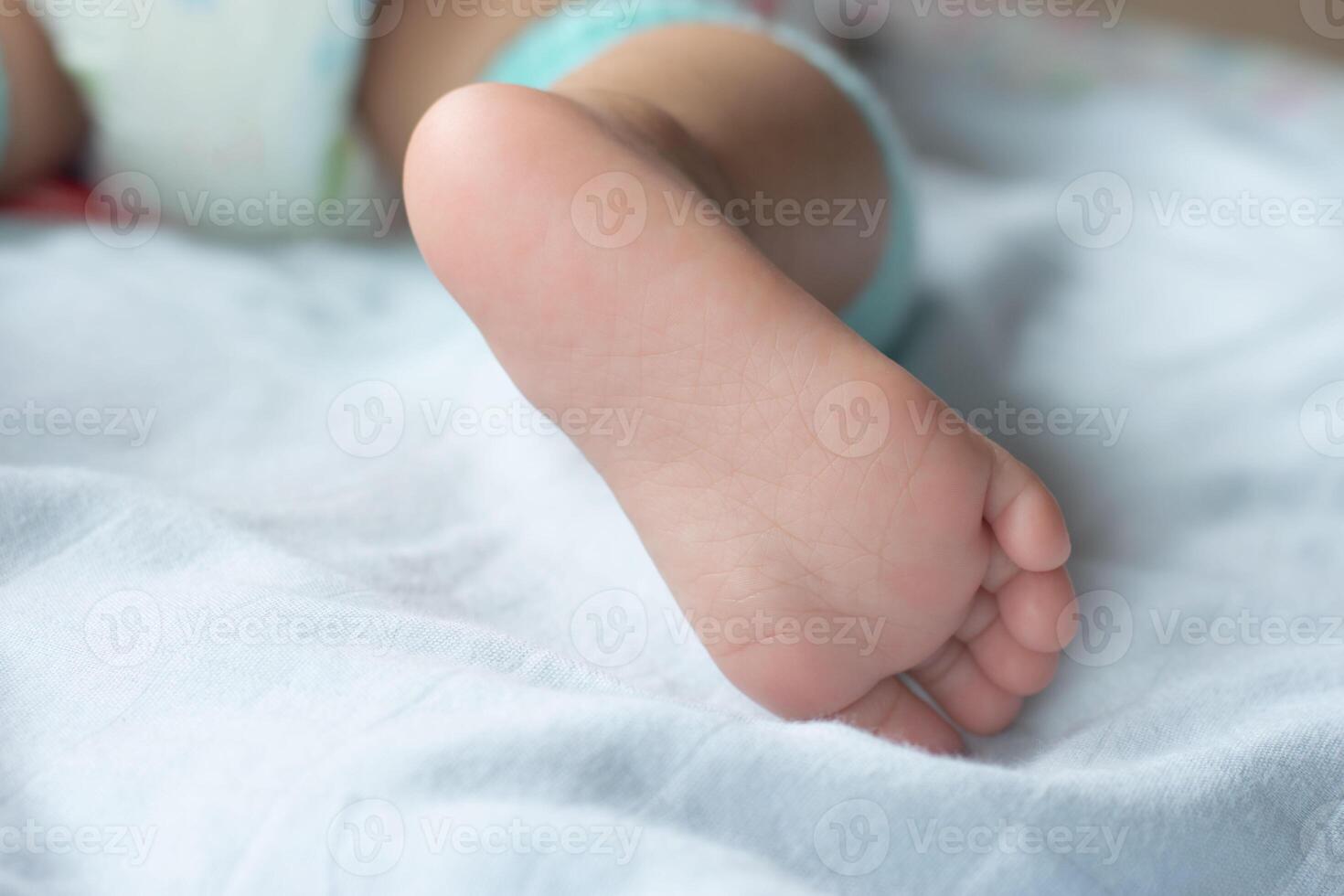 Nahansicht von Babys Sanft Füße auf Bett. foto