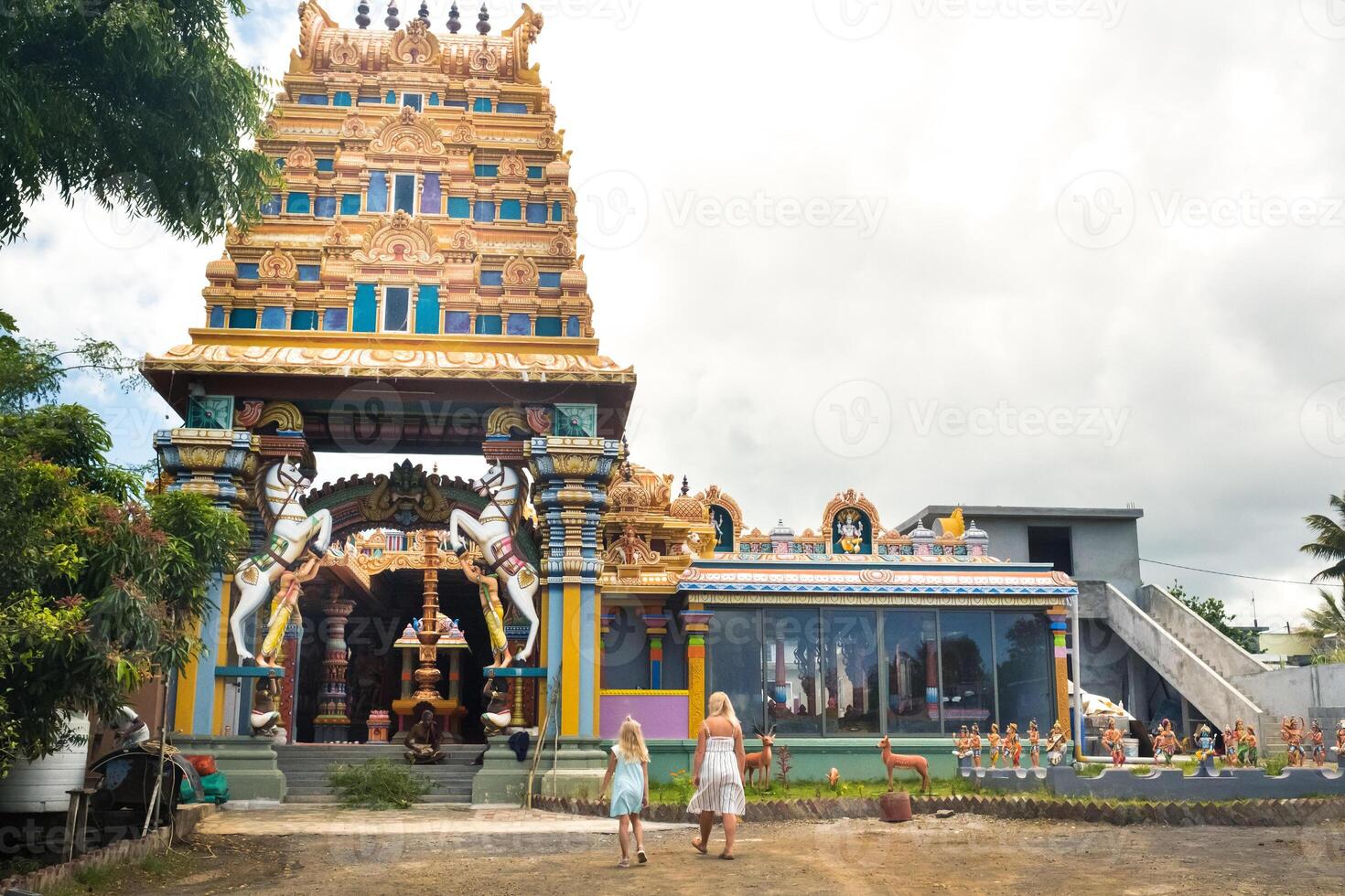 Menschen gehen zu ein indisch Tempel auf das Insel von Mauritius im das indisch Ozean foto