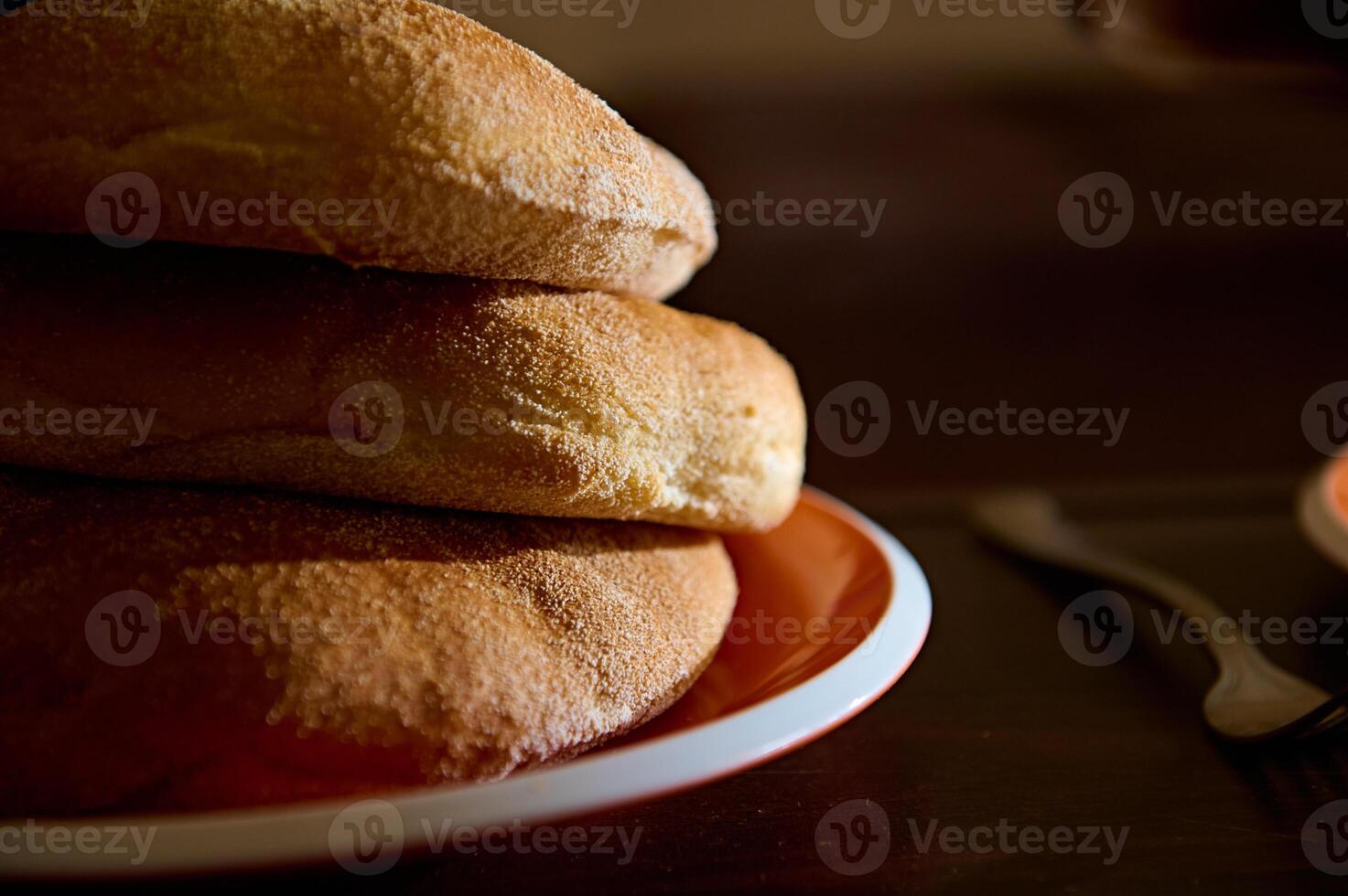 teilweise Aussicht von frisch gebacken Vollkorn Brot auf Keramik Platte. Nahansicht Essen Fotografie zum Werbung und Essen Blogs foto