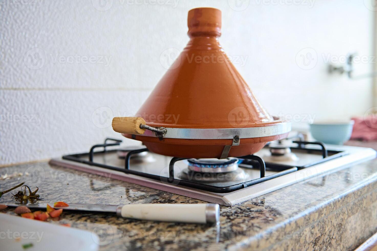 Tajine Gericht. Gemüse im Tajine Topf dämpfen auf Herd beim Zuhause Küche. marokkanisch Küche, kulinarisch und Kultur foto