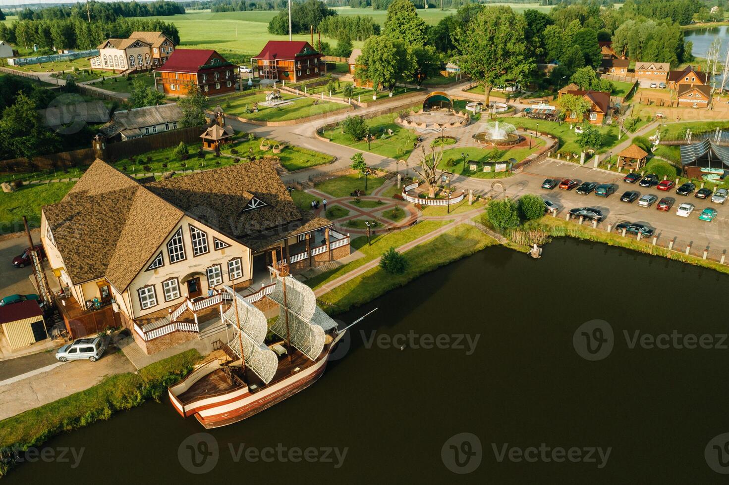 Aussicht von das Höhe von das See im ein Grün Feld im das bilden von ein Hufeisen und ein Dorf im das mogilev Region.Belarus.die Natur von Weißrussland foto