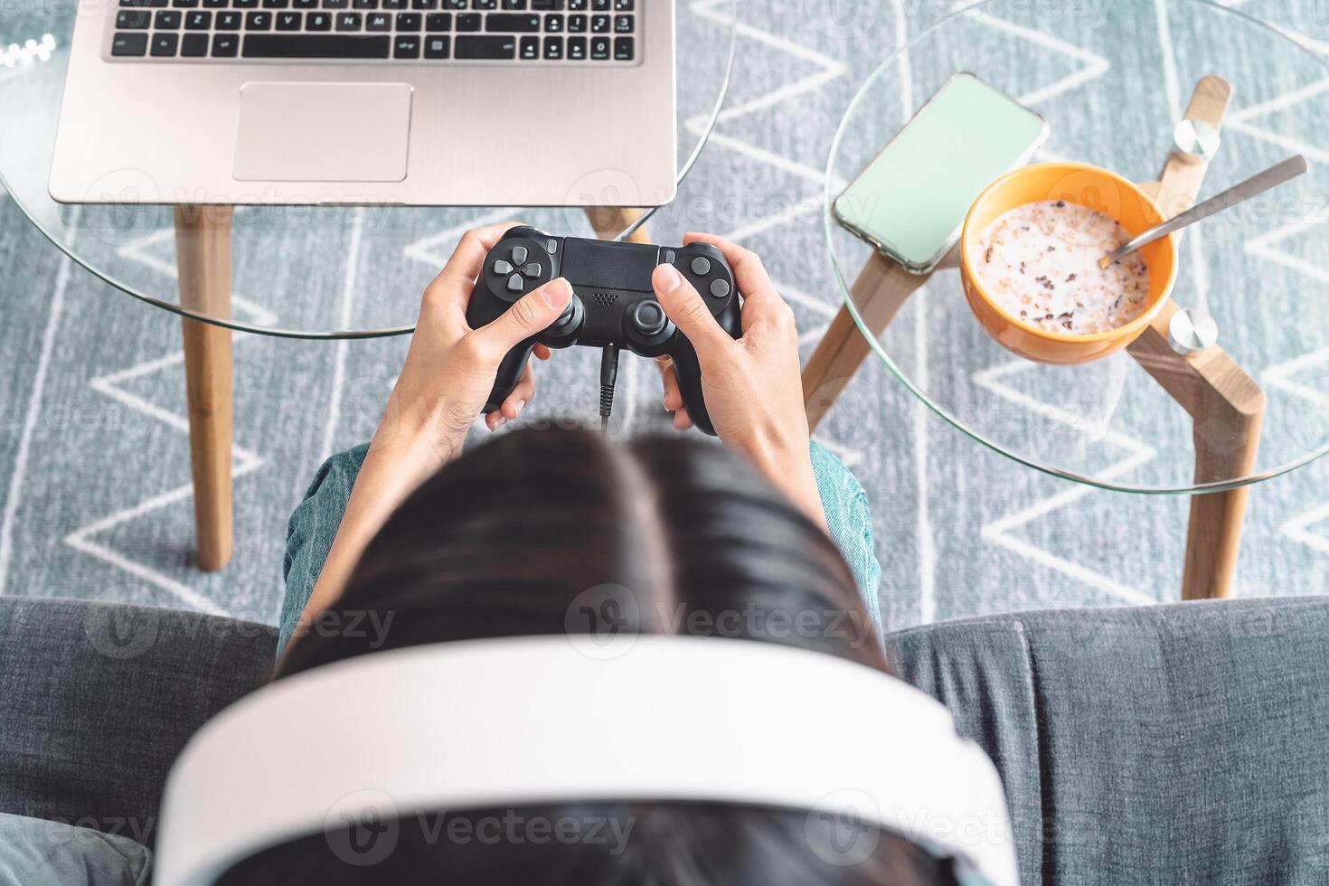 jung Frau spielen online Video Spiele - - oben Aussicht weiblich Spieler haben Spaß auf Neu Technologie Konsole - - Spielen Unterhaltung und Jugend tausendjährig Generation Lebensstil Konzept foto