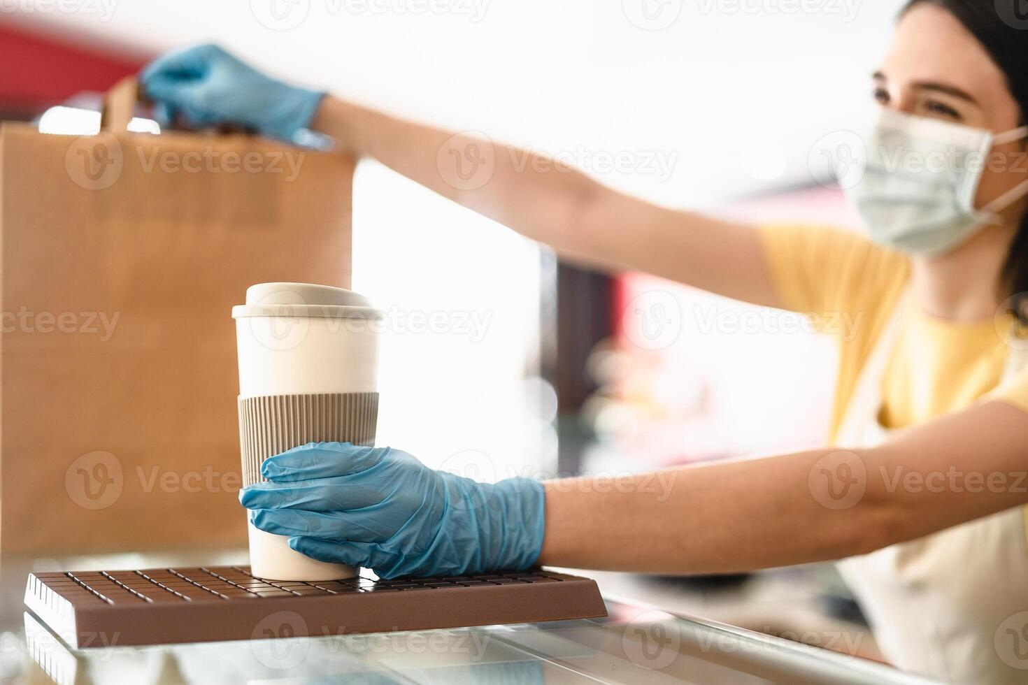 Bar Inhaber Arbeiten nur mit nehmen Weg Aufträge während Corona Virus Ausbruch - - jung Frau Arbeiter tragen Gesicht chirurgisch Maske geben Mitnahme Mahlzeit zu Kunden - - Gesundheitswesen und Essen trinken Konzept foto