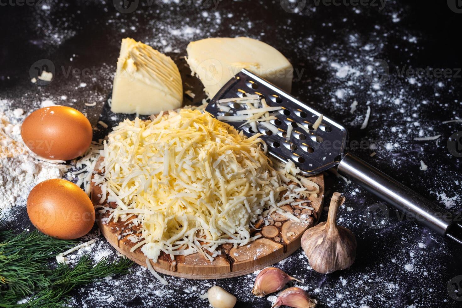 Vorbereitung von das Prozess von Kochen Käse Bälle mit Knoblauch und Dill auf ein schwarz Hintergrund foto