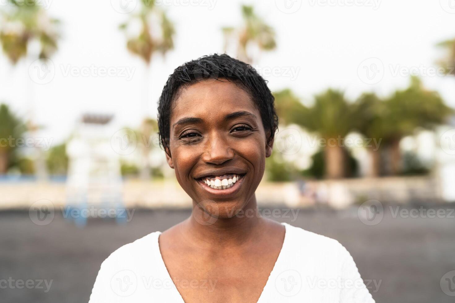 lächelnd afrikanisch Frau Porträt - - glücklich schwarz weiblich haben Spaß posieren im Vorderseite von Kamera foto