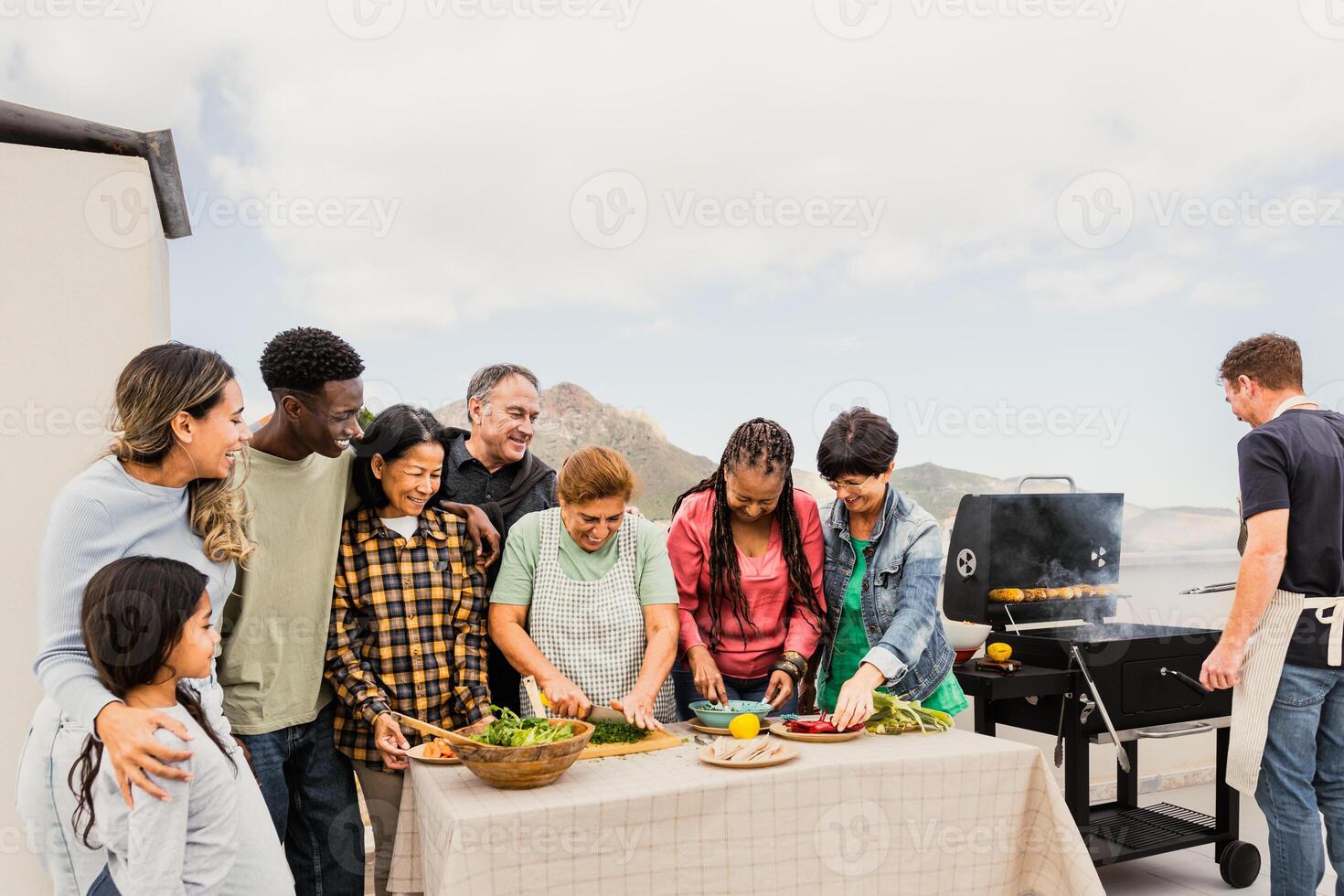 Mehrgenerationenhaus freunde haben Spaß tun Grill beim Haus Dach - - glücklich gemischtrassig Menschen Kochen zusammen - - Sommer- Versammlungen und Essen Konzept foto