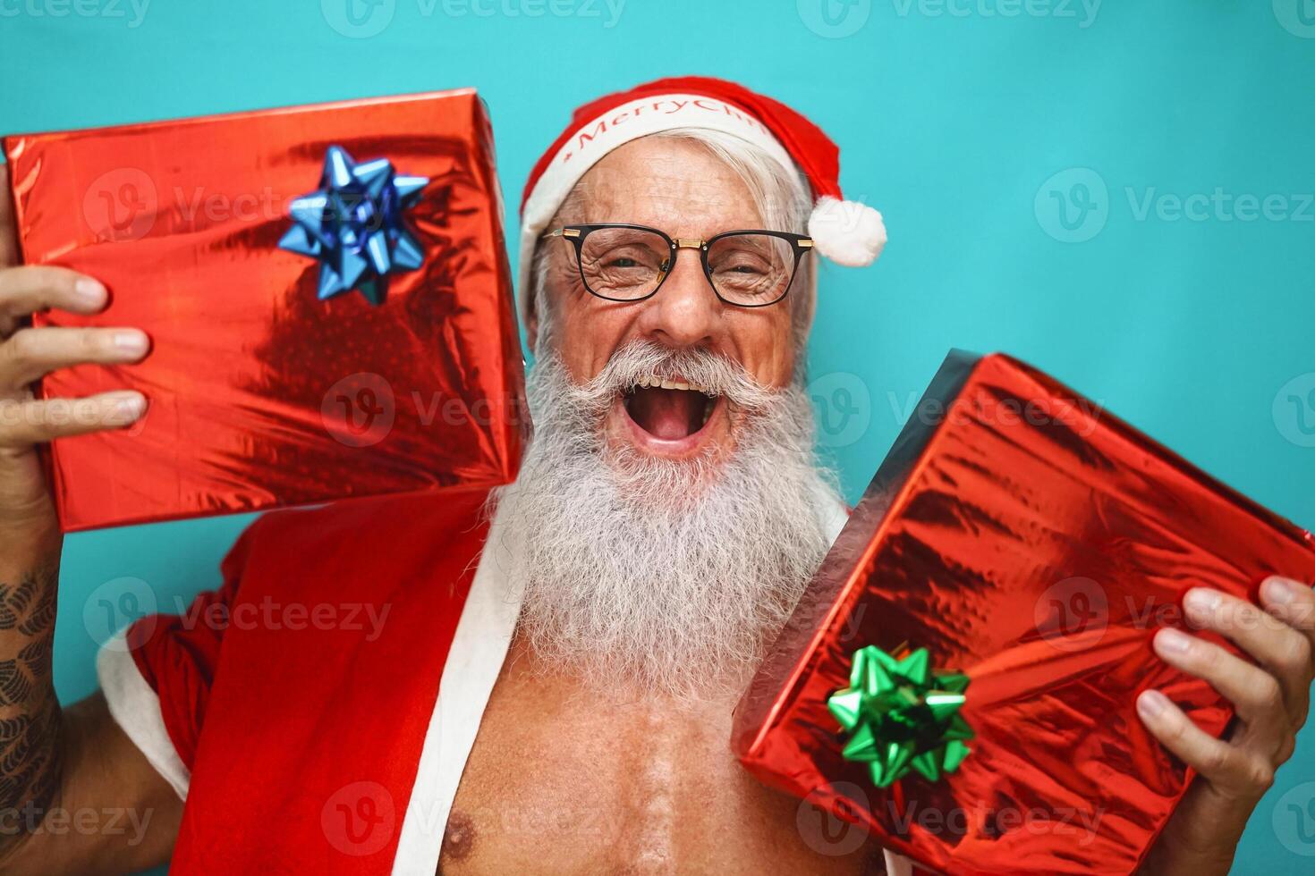 glücklich Senior Mann haben Spaß tragen Santa claus Kleider und feiern Weihnachten Ferien foto