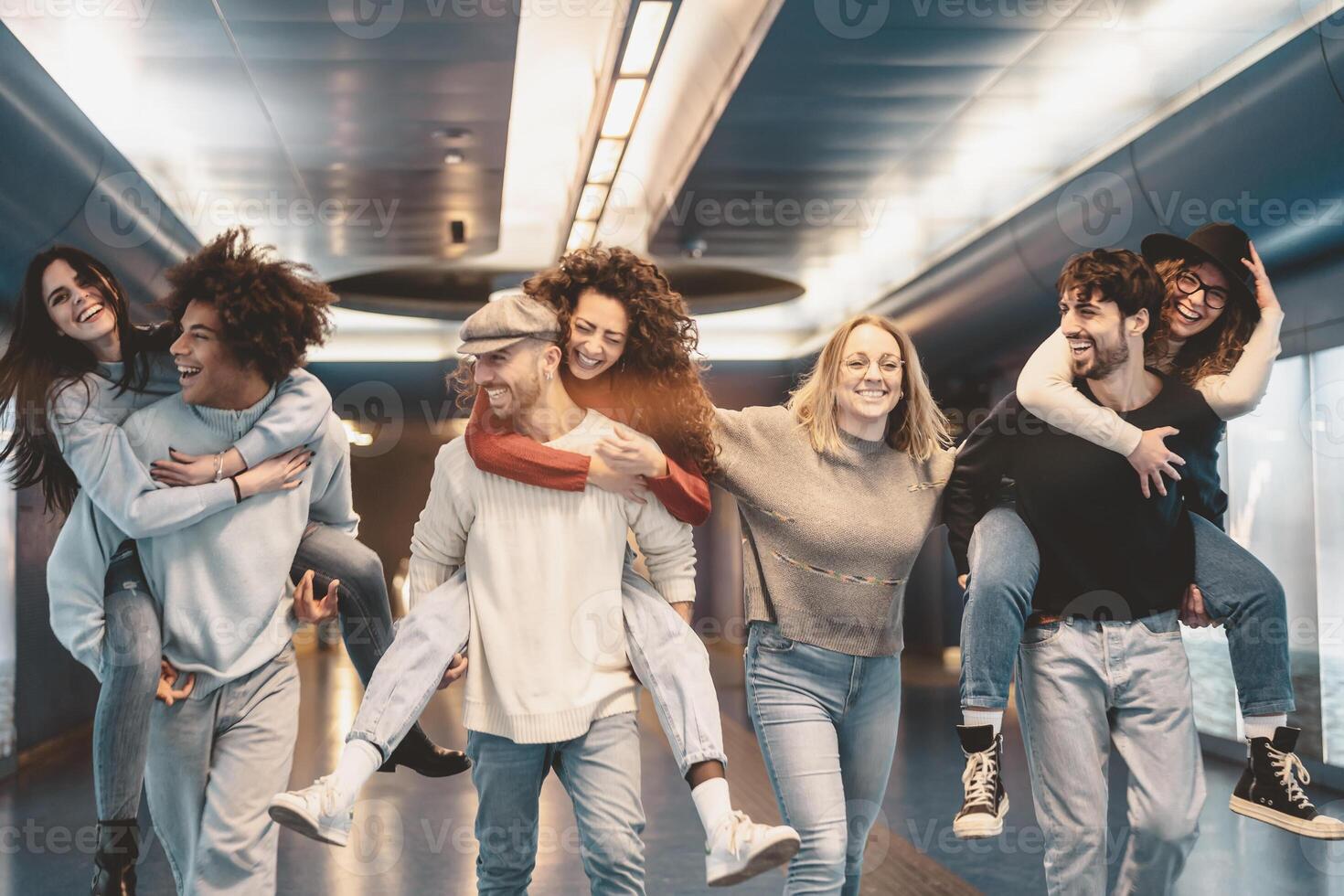 Gruppe jung freunde haben Spaß Huckepack im unter Tage Metropolitan- U-Bahn - - glücklich modisch Menschen genießen Nachtleben und Lachen zusammen - - Jugend tausendjährig Freundschaft Lebensstil Konzept foto