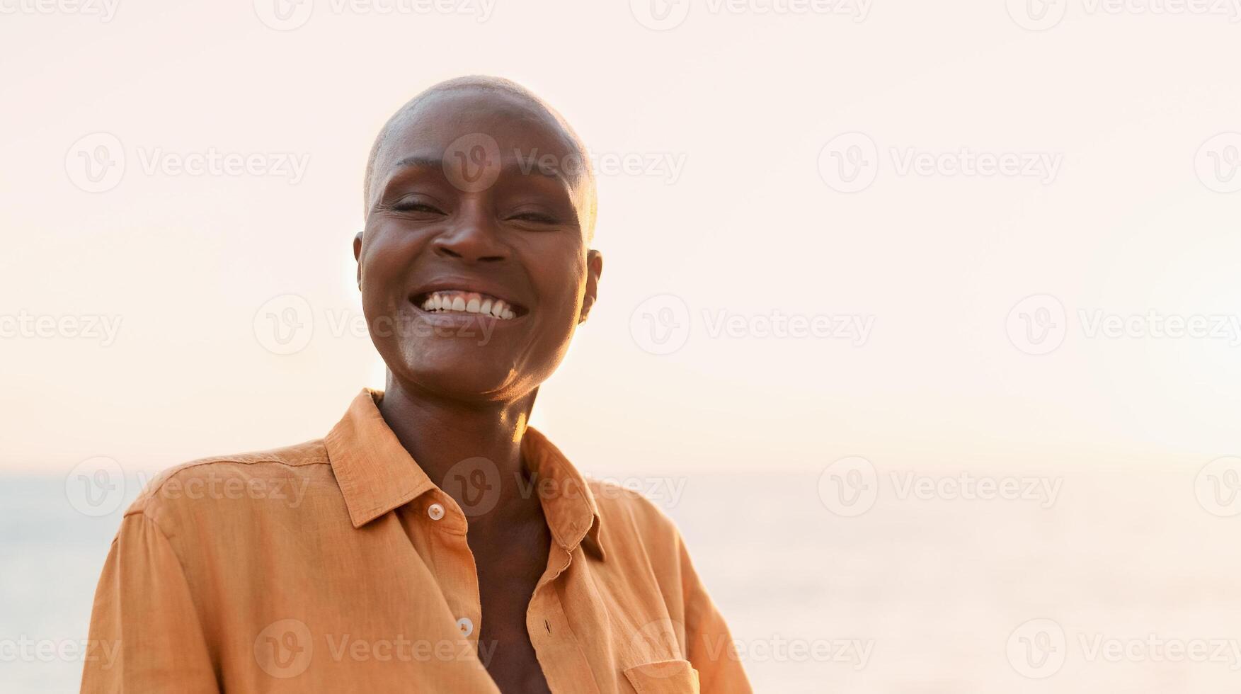 Senior afrikanisch Frau haben Spaß während Sommer- Ferien - - Glück und Alten Menschen Lebensstil Konzept foto