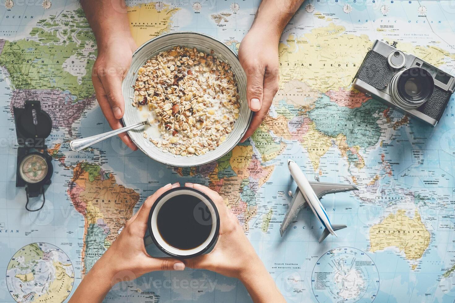 oben Aussicht Hände Menschen Planung Ferien mit Welt Karte während tun Frühstück mit Müsli Milch - - Paar bekommen bereit zum Nächster Welt Tour - - Konzept von Abenteuer, Tourismus, und Reisen Menschen Lebensstil foto