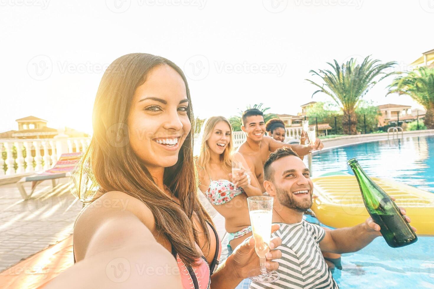 jung schön Frauen nehmen ein Selfie mit ihr freunde Herstellung Schwimmbad Party Trinken Champagner - - glücklich Gruppe haben Spaß feiern mit Alkohol - - Jugend, Urlaub. Lebensstil, Sucht Konzept foto