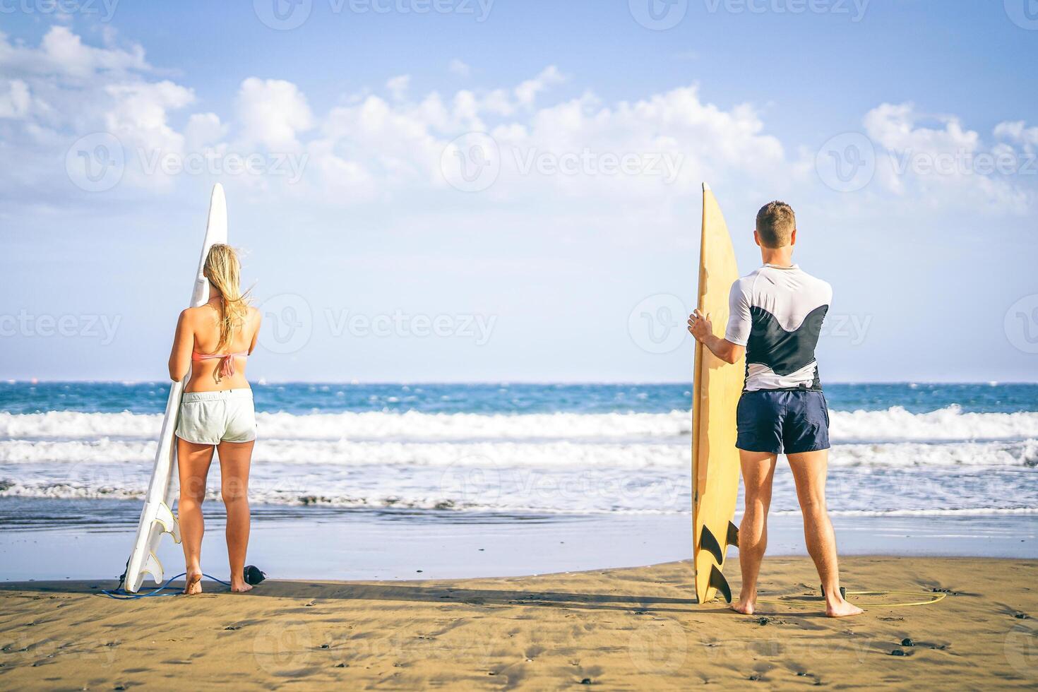 jung Paar von Surfer Stehen auf das Strand mit Surfbretter vorbereiten zu Surfen auf hoch Wellen - - gesund freunde haben Spaß mit ein sportlich Tag - - Menschen, Lebensstil, Sport Konzept foto