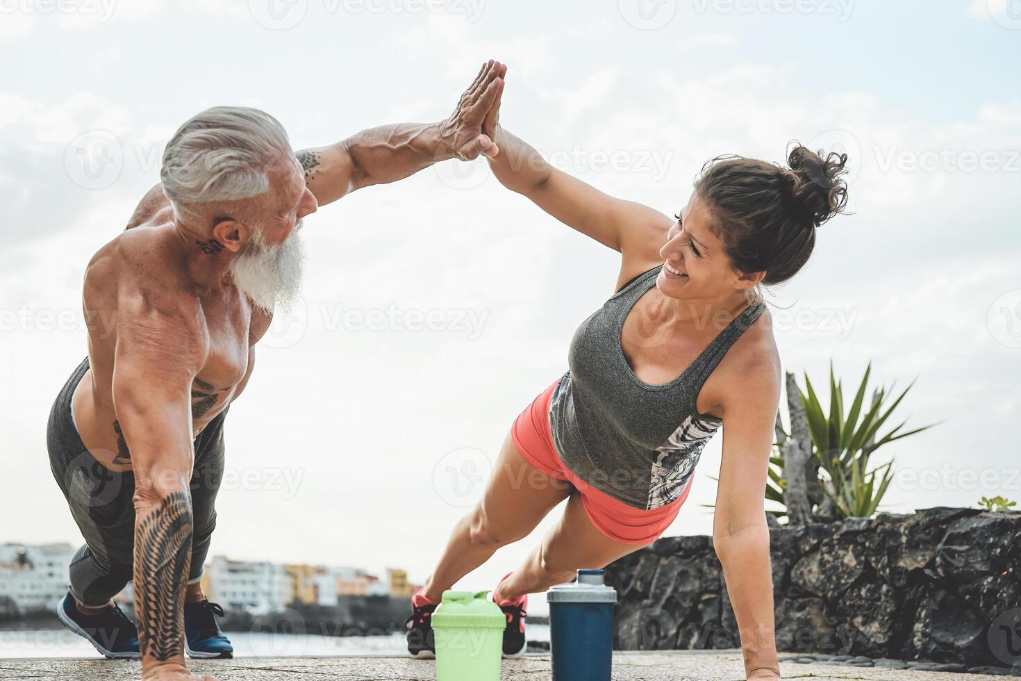 Fitness Paar tun drücken UPS Übung draussen - - glücklich Sportler Herstellung trainieren Session draußen - - Konzept von Menschen Ausbildung und Bodybuilding Lebensstil foto