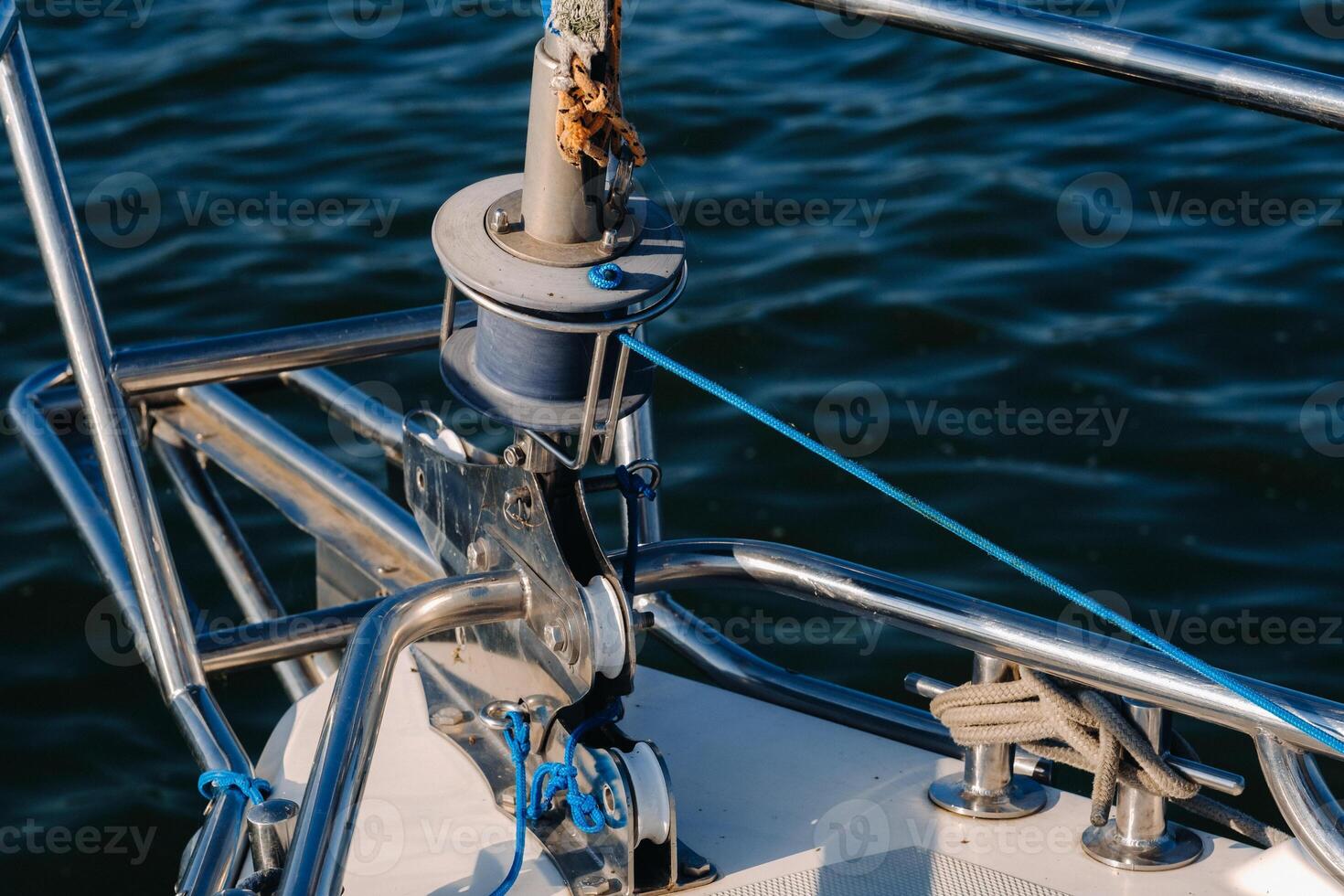 Seil auf das Winde von ein Weiß Yacht im das Meer.Yacht Ausrüstung foto