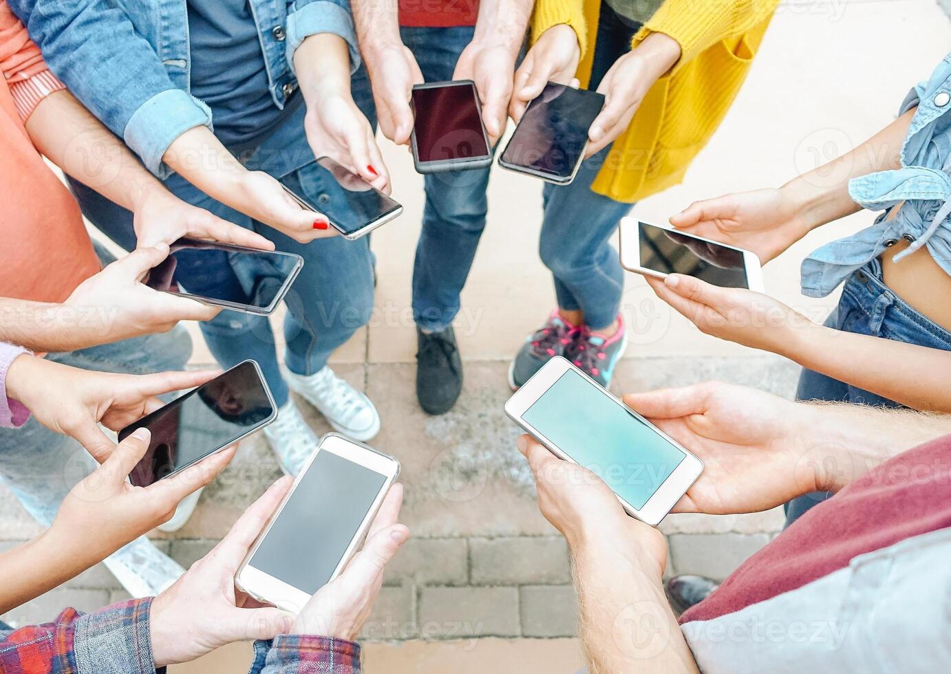 Gruppe von freunde mit ihr Clever Handy, Mobiltelefon Telefone - - tausendjährig jung Menschen süchtig zu Neu Technologie Trends - - Konzept von Menschen, Generation z, Technik, Sozial Medien Netzwerk und Jugend Lebensstil foto