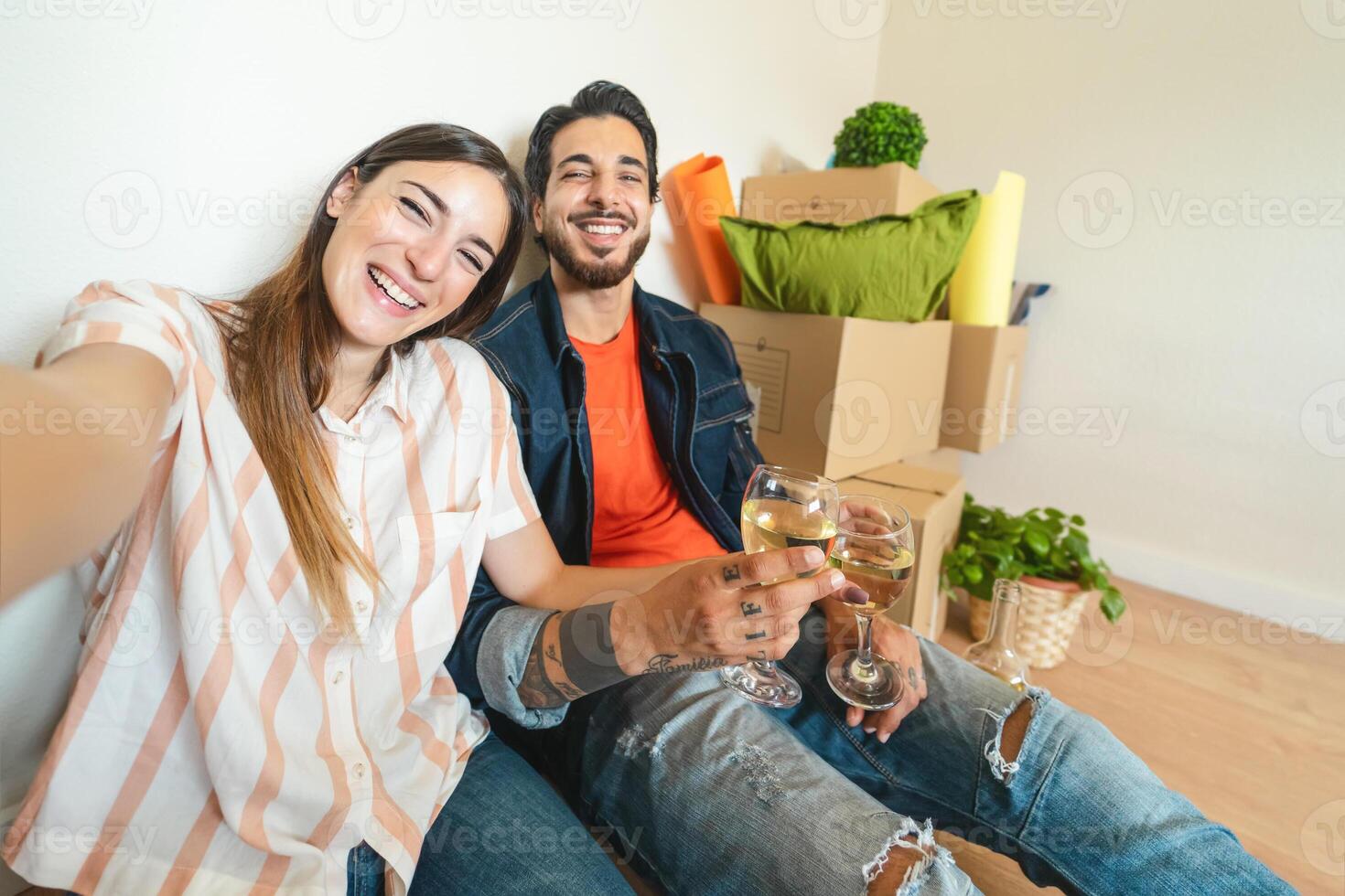glücklich jung Paar nehmen Selfie während feiern mit Champagner im Neu Zuhause zuerst Zeit - - Veränderung Wohnung Tag und Menschen Lebensstil Beziehung Konzept foto