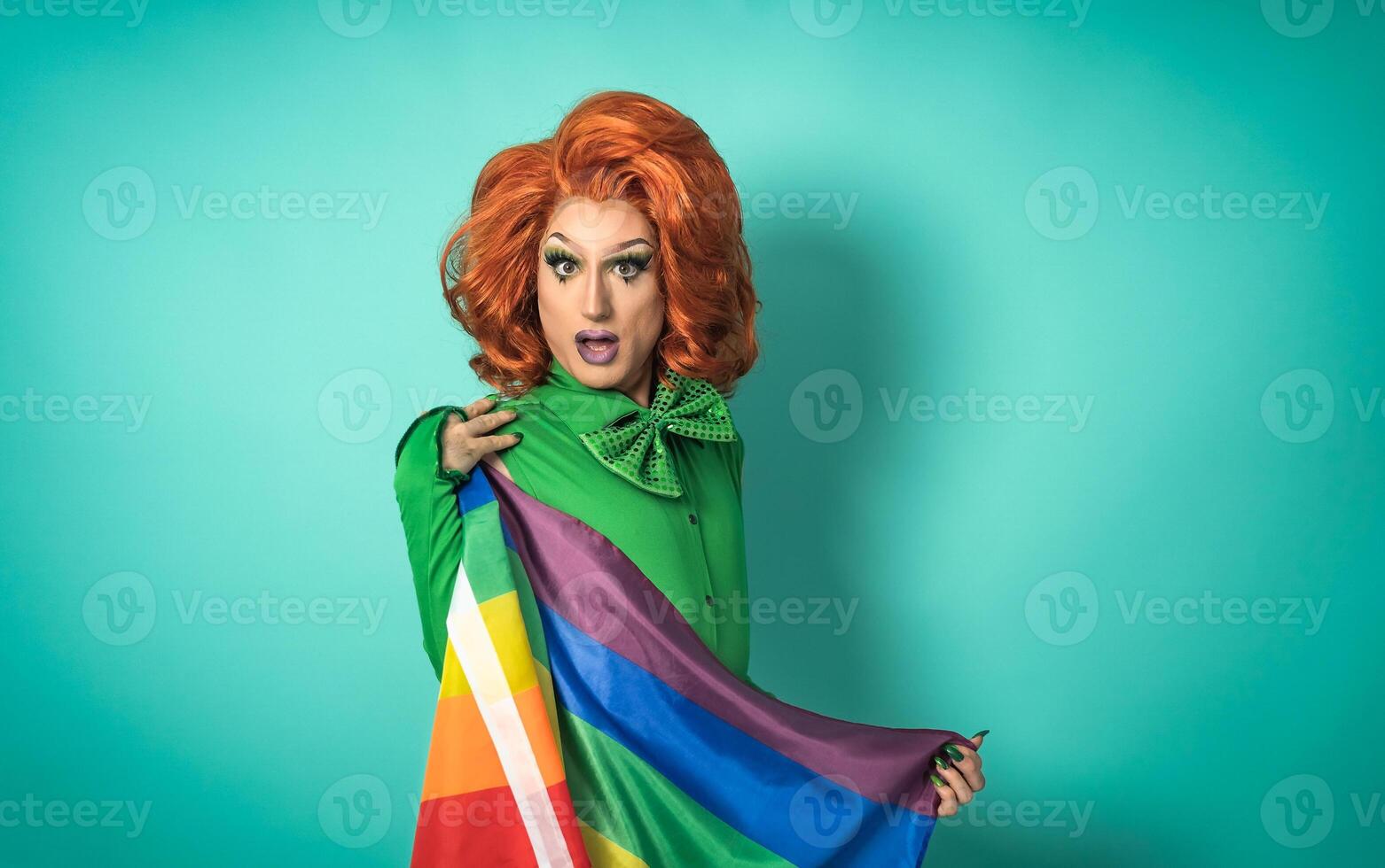 ziehen Königin feiern Fröhlich Stolz halten Regenbogen Flagge - - lgbtq Sozial Gemeinschaft Konzept foto