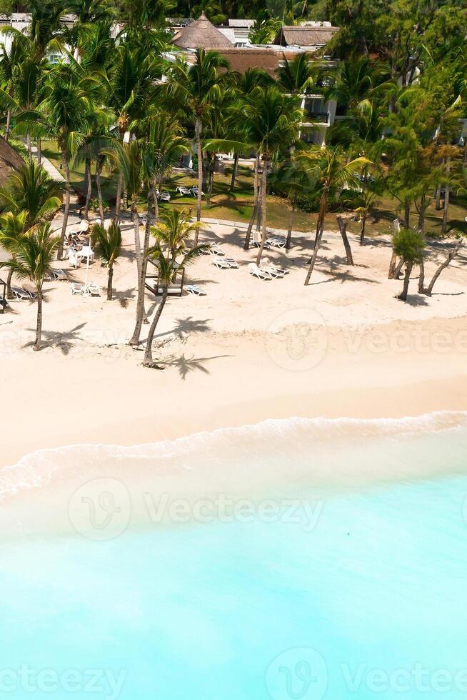 Aussicht von das Höhe von das Strand im das indisch Ozean auf das Insel von Mauritius. foto