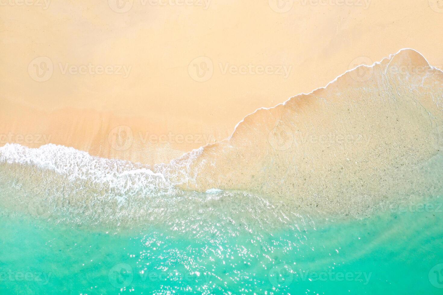 ein Aussicht von ein Höhe von ein tropisch Strand und Wellen brechen auf ein tropisch golden sandig Strand. das Meer Wellen sanft Wind entlang das schön sandig Strand foto