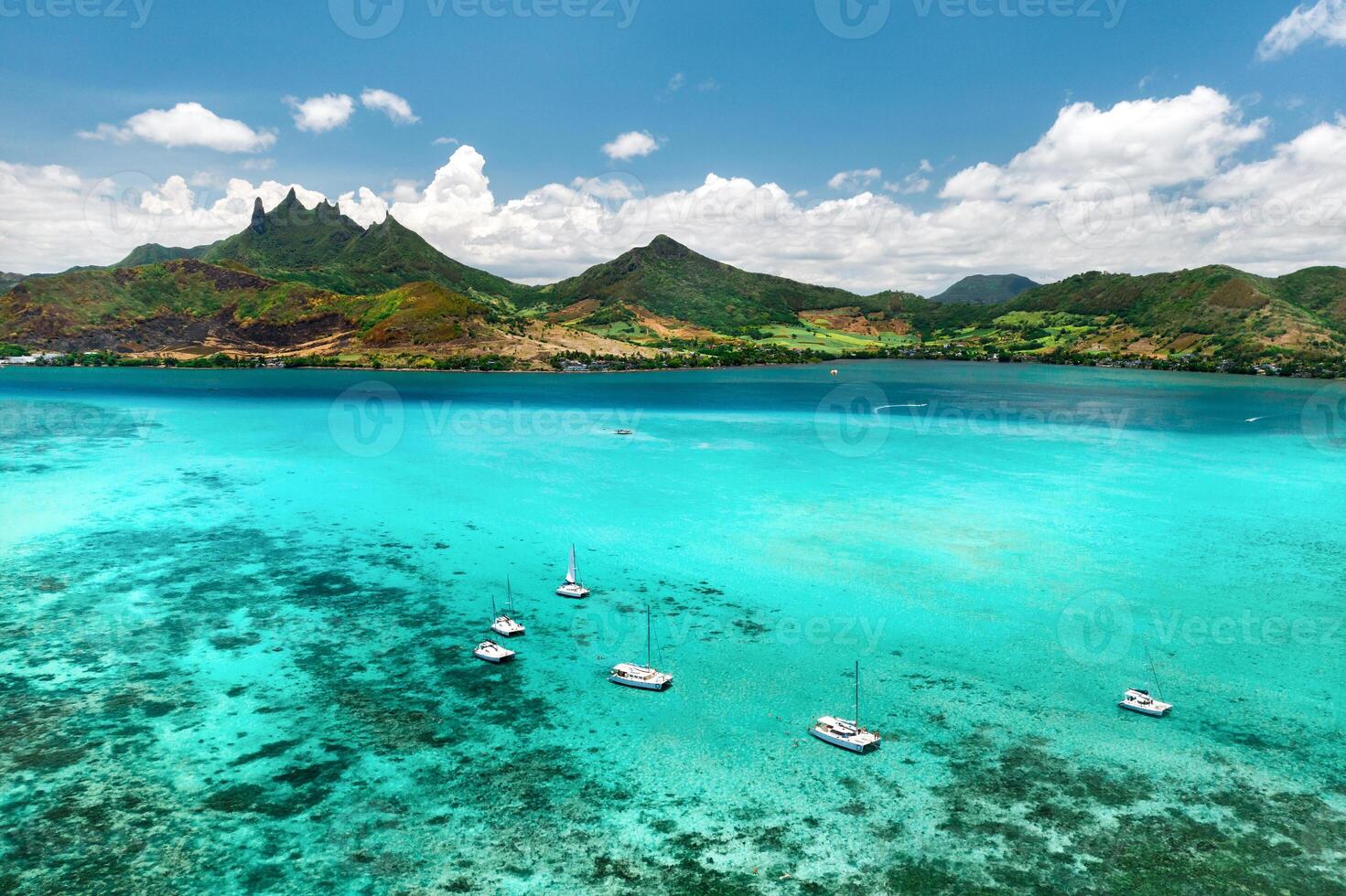 oben Aussicht von das Lagune und Koralle Riff von Mauritius im das indisch Ozean foto