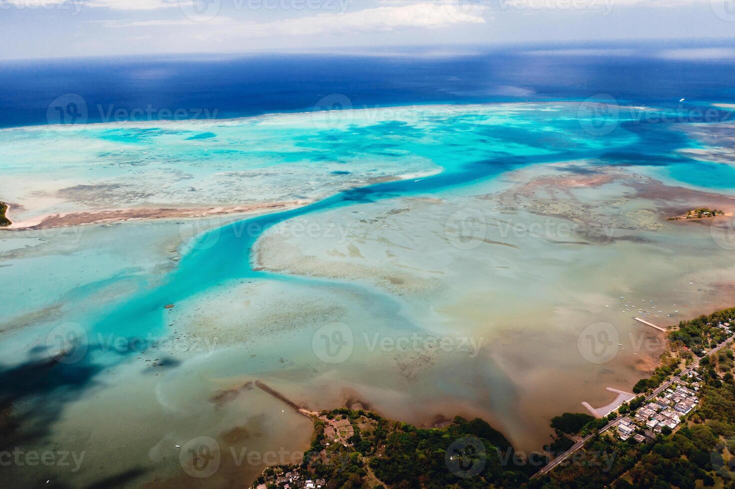 das Aussicht von das Vogel Auge Aussicht auf das Küste von Mauritius. tolle Landschaften von mauritius.schön Koralle Riff von das Insel foto