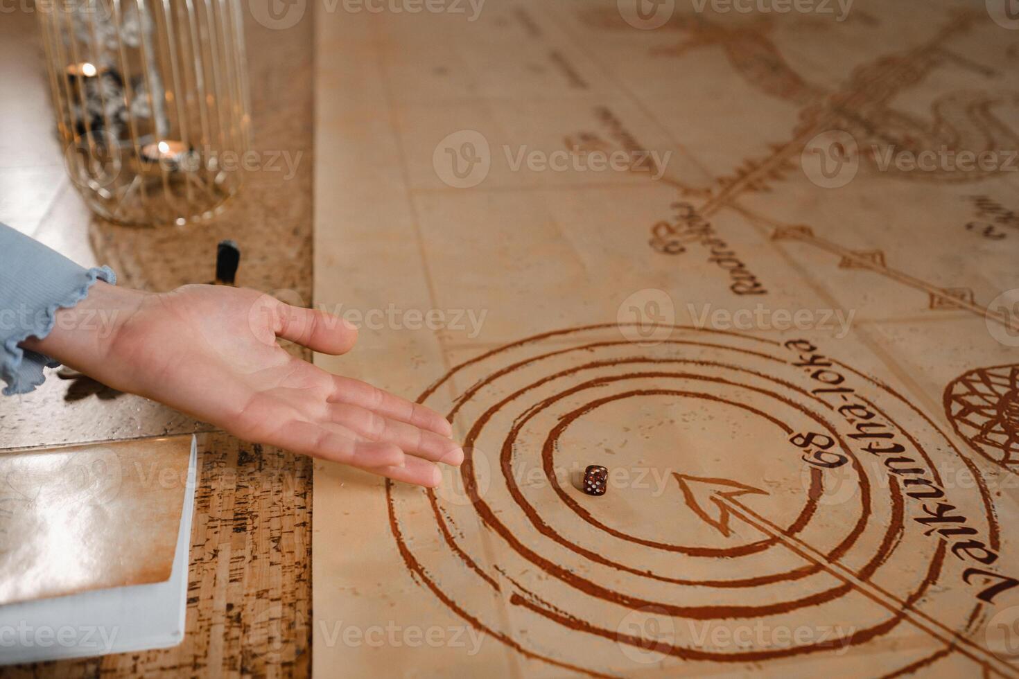 Dort ist ein Würfel im ein Person Hand. Nahansicht von ein Hand mit ein Würfel auf das Hintergrund von ein Notizbuch foto