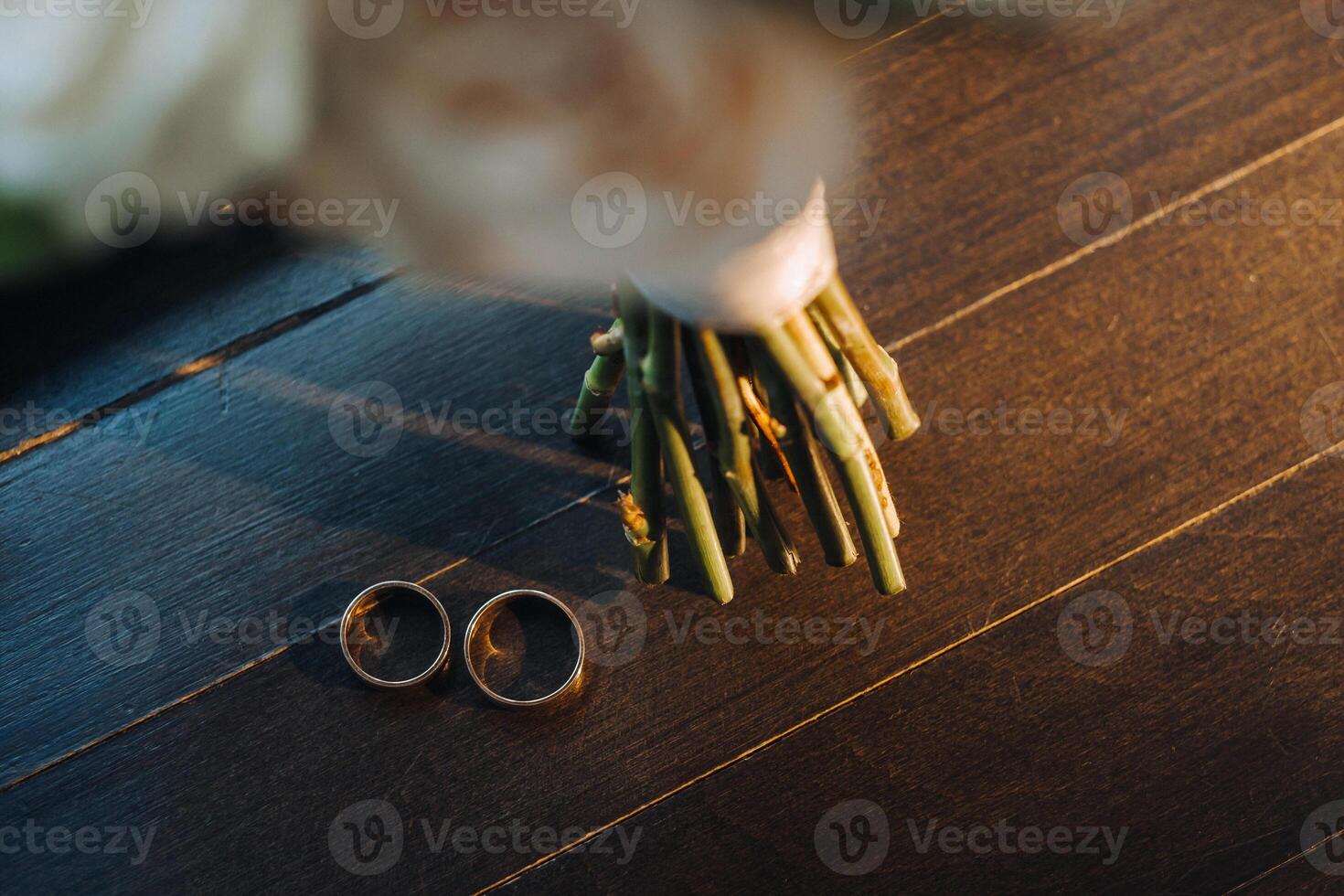 Designer Hochzeit Ringe Lügen auf das Oberfläche. zwei Hochzeit Ringe foto