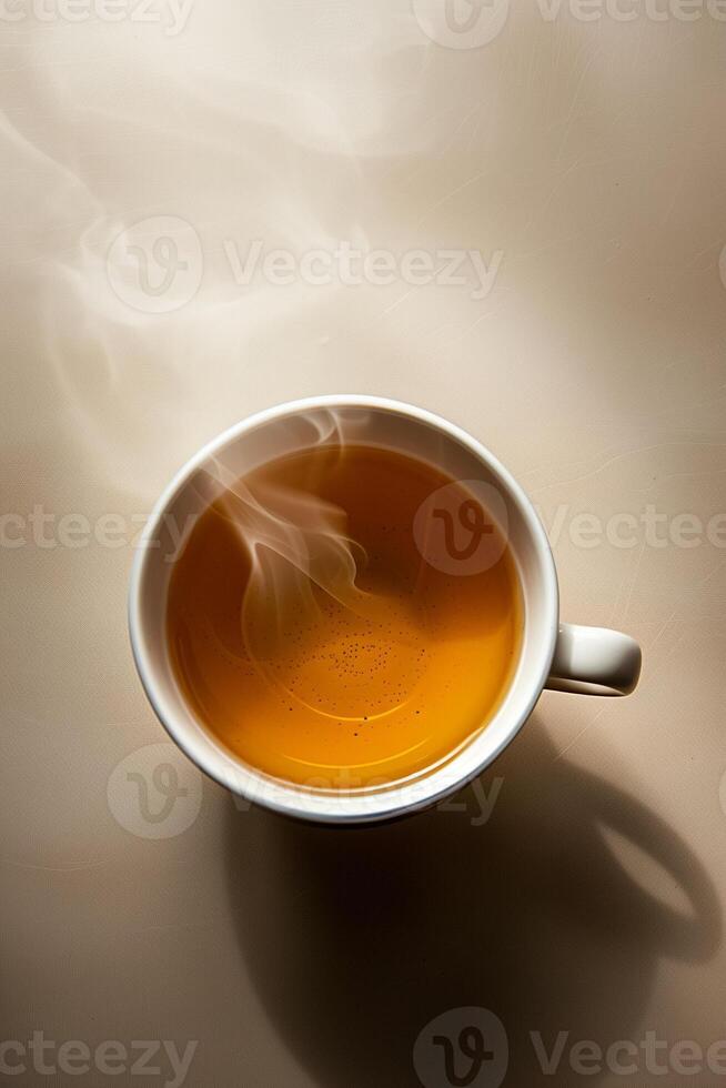 ai generiert Overhead Aussicht von ein dämpfen Tasse von Tee auf ein Beige Oberfläche, Ideal zum Konzepte verbunden zu Entspannung, Morgen Routine, oder Tee Kultur foto