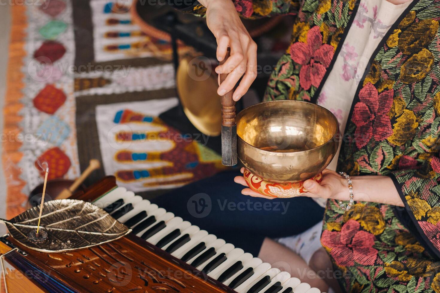 tibetanisch Singen Schüssel im das Hände von ein Mann während ein Tee Zeremonie foto