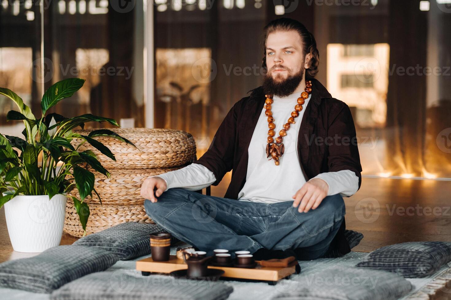 das Tee Meister ist vorbereiten zu halt ein Tee Zeremonie im das Innere foto