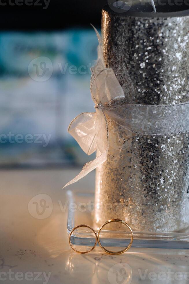 Designer Hochzeit Ringe Lügen auf das Oberfläche. zwei Hochzeit Ringe foto