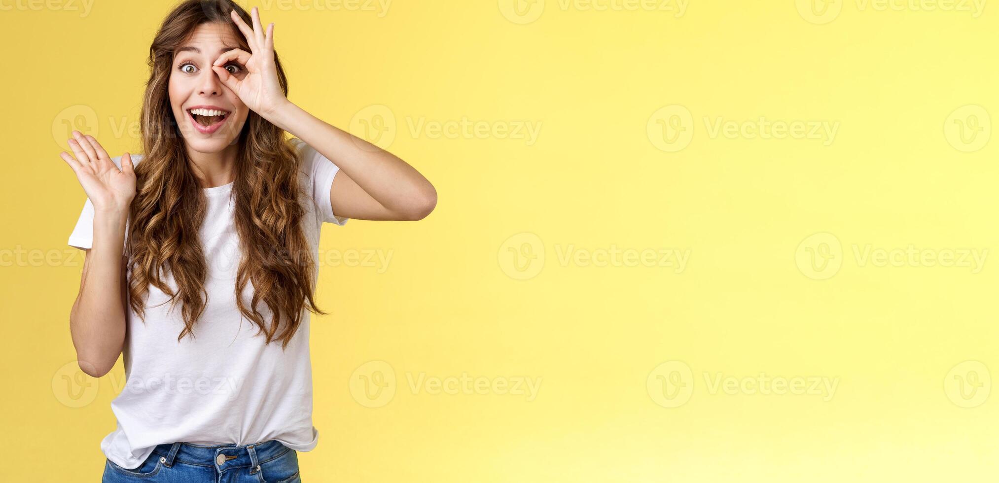 Oh Hallo ich sehen Du. fasziniert süß charmant jung Mädchen winken Palme sagen Hallo beeindruckt aussehen durch okay Ring Geste beeindruckt schließlich Fest Sicht Stand erstaunt erstaunt Gelb Hintergrund foto