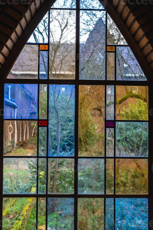 Garten von ein alt Kloster, durch das geführt Glas. foto