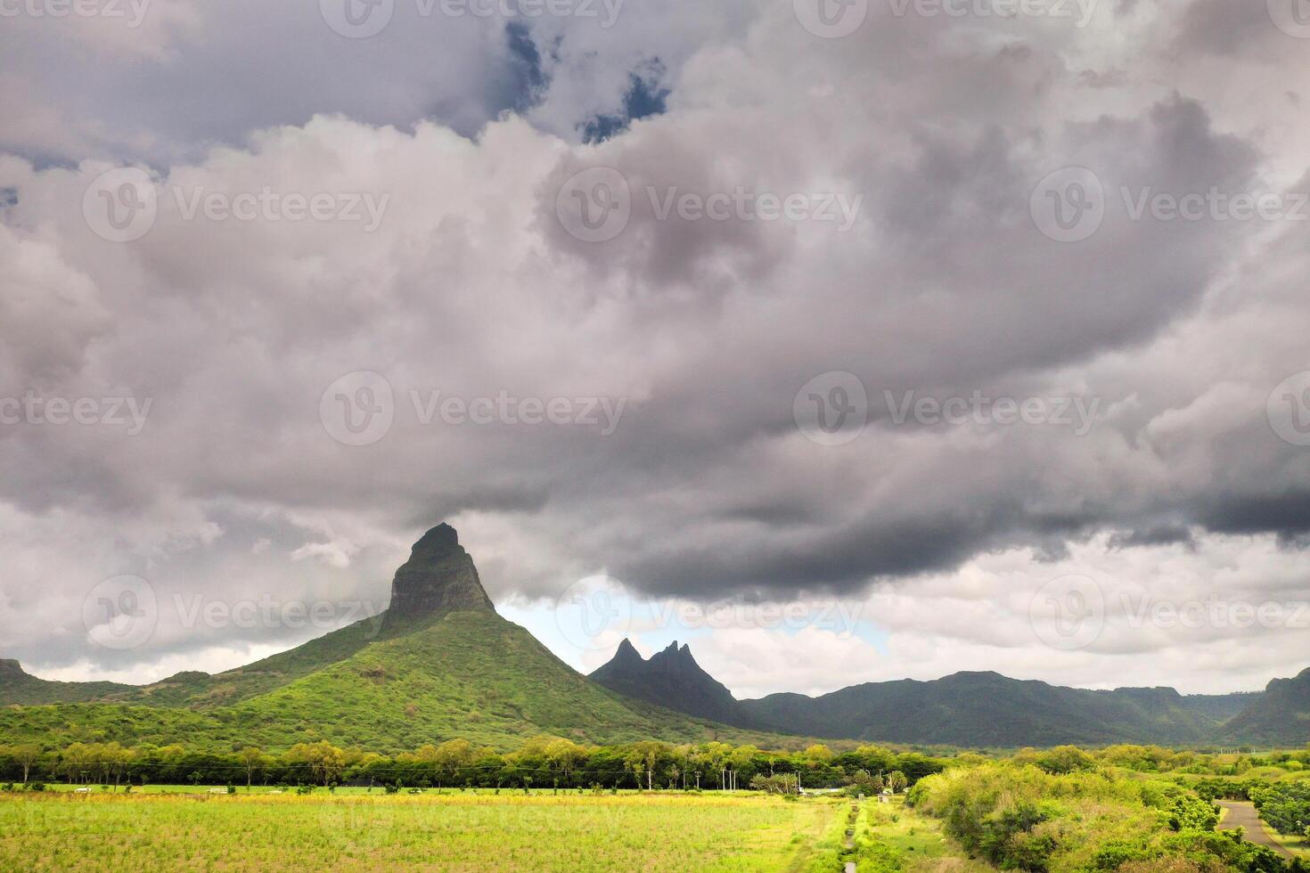 Aussicht von das Höhe von das gesät Felder gelegen auf das Insel von Mauritius foto